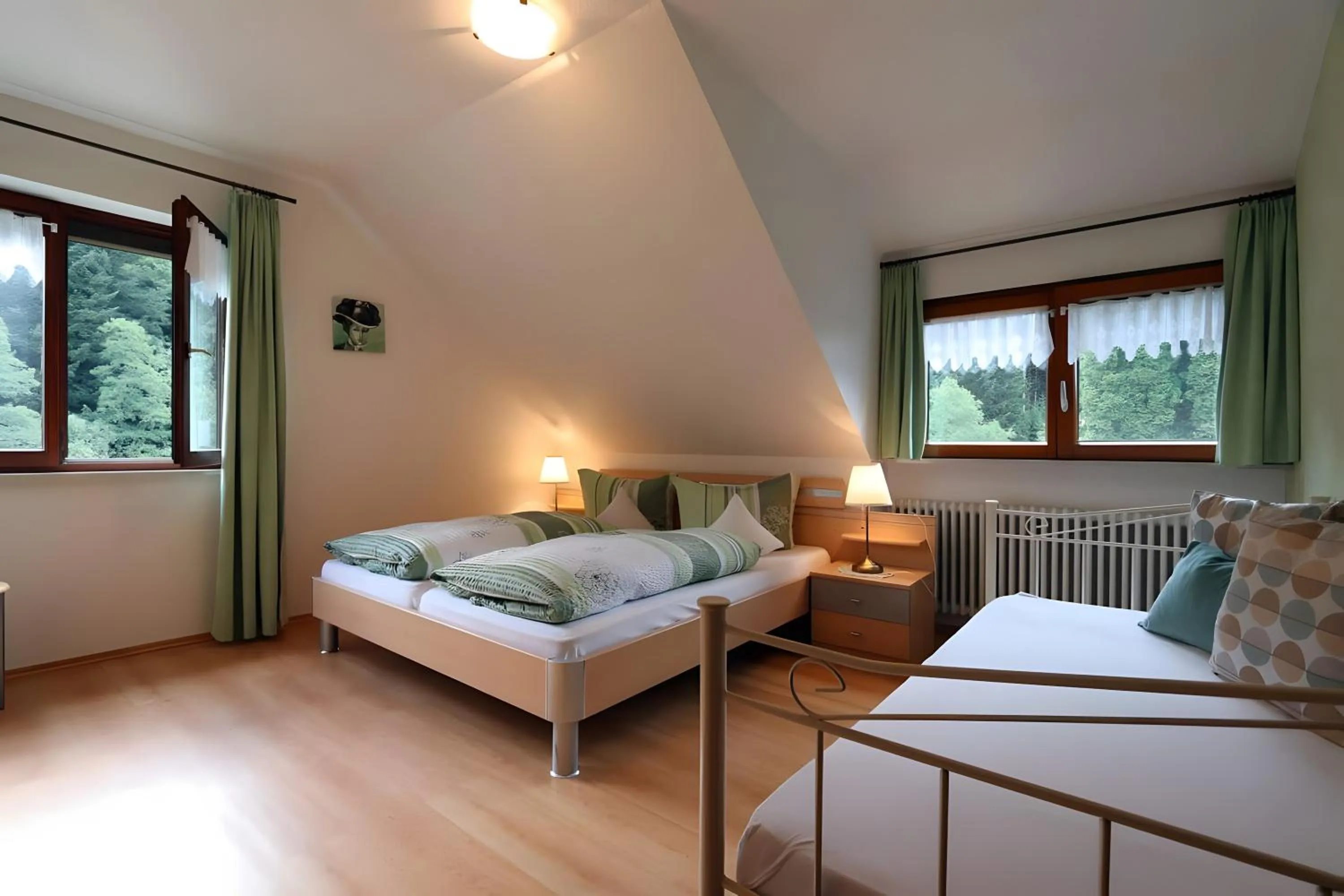 Property building, Bed in Gasthaus Zur Linde Ferienwohnungen