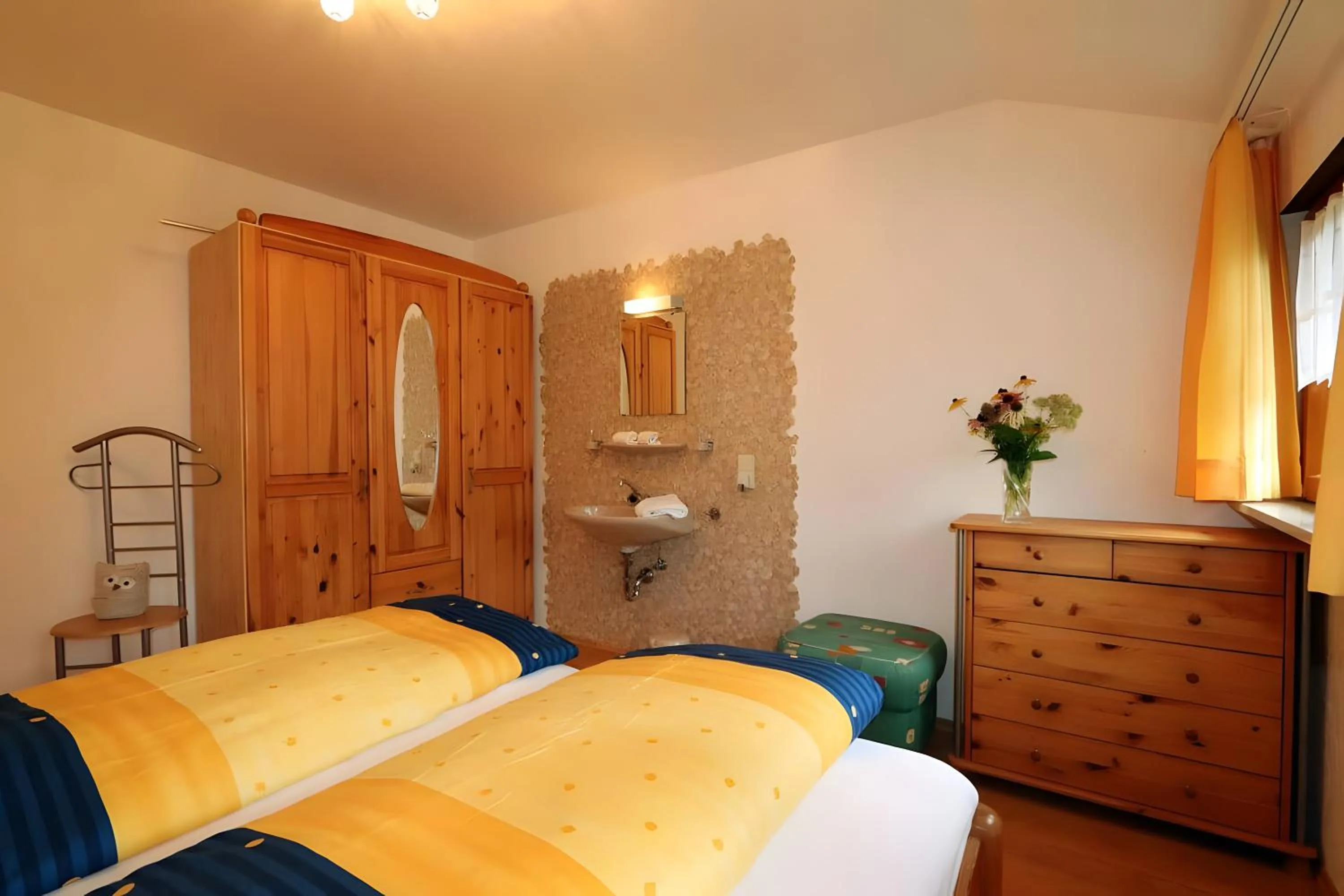 Living room, Bed in Gasthaus Zur Linde Ferienwohnungen