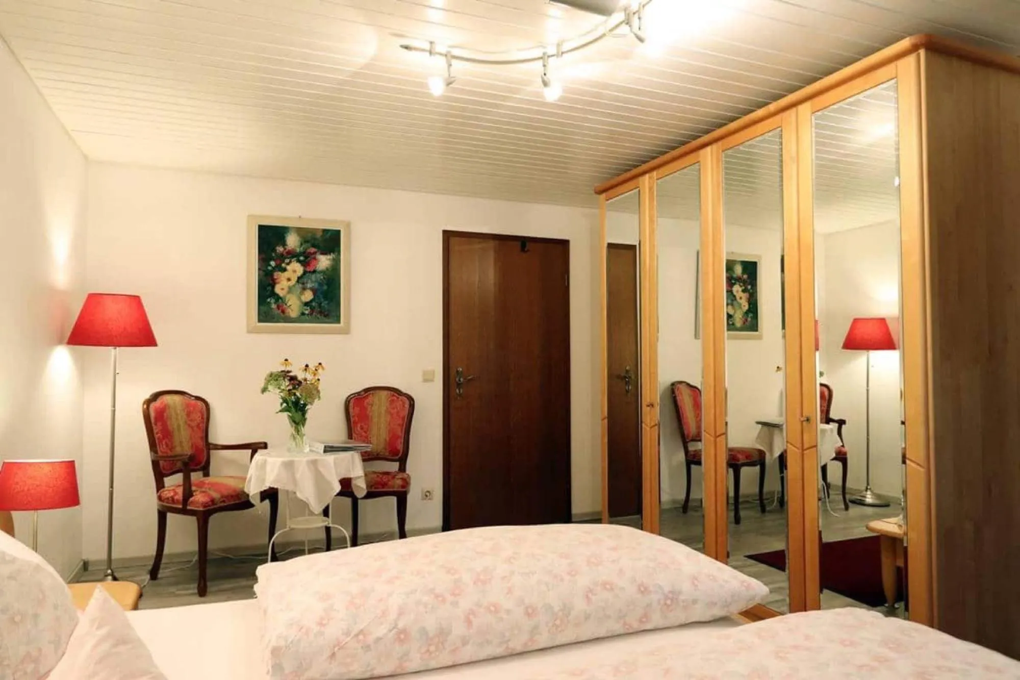 Property building, Bed in Gasthaus Zur Linde Ferienwohnungen