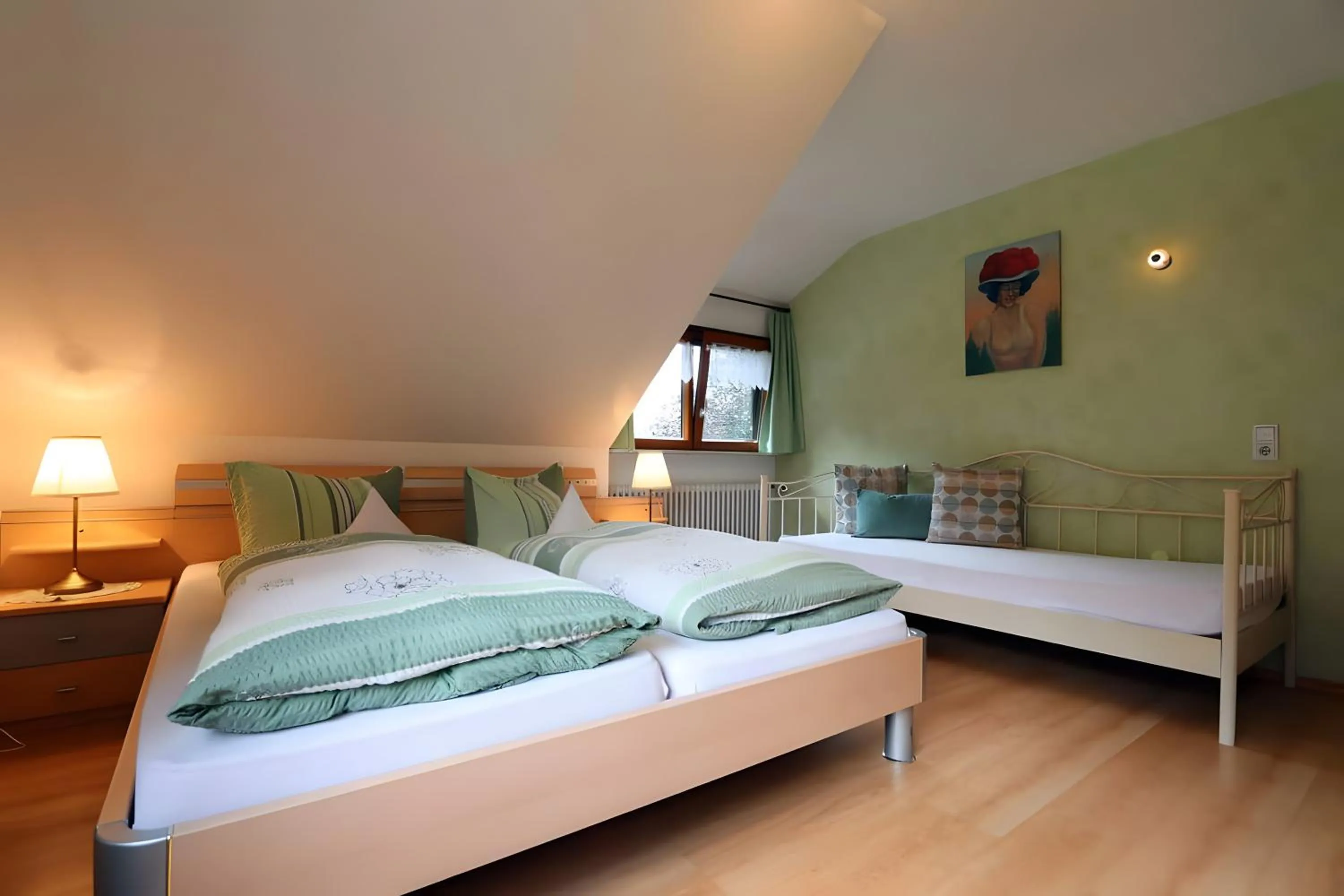 Property building, Bed in Gasthaus Zur Linde Ferienwohnungen