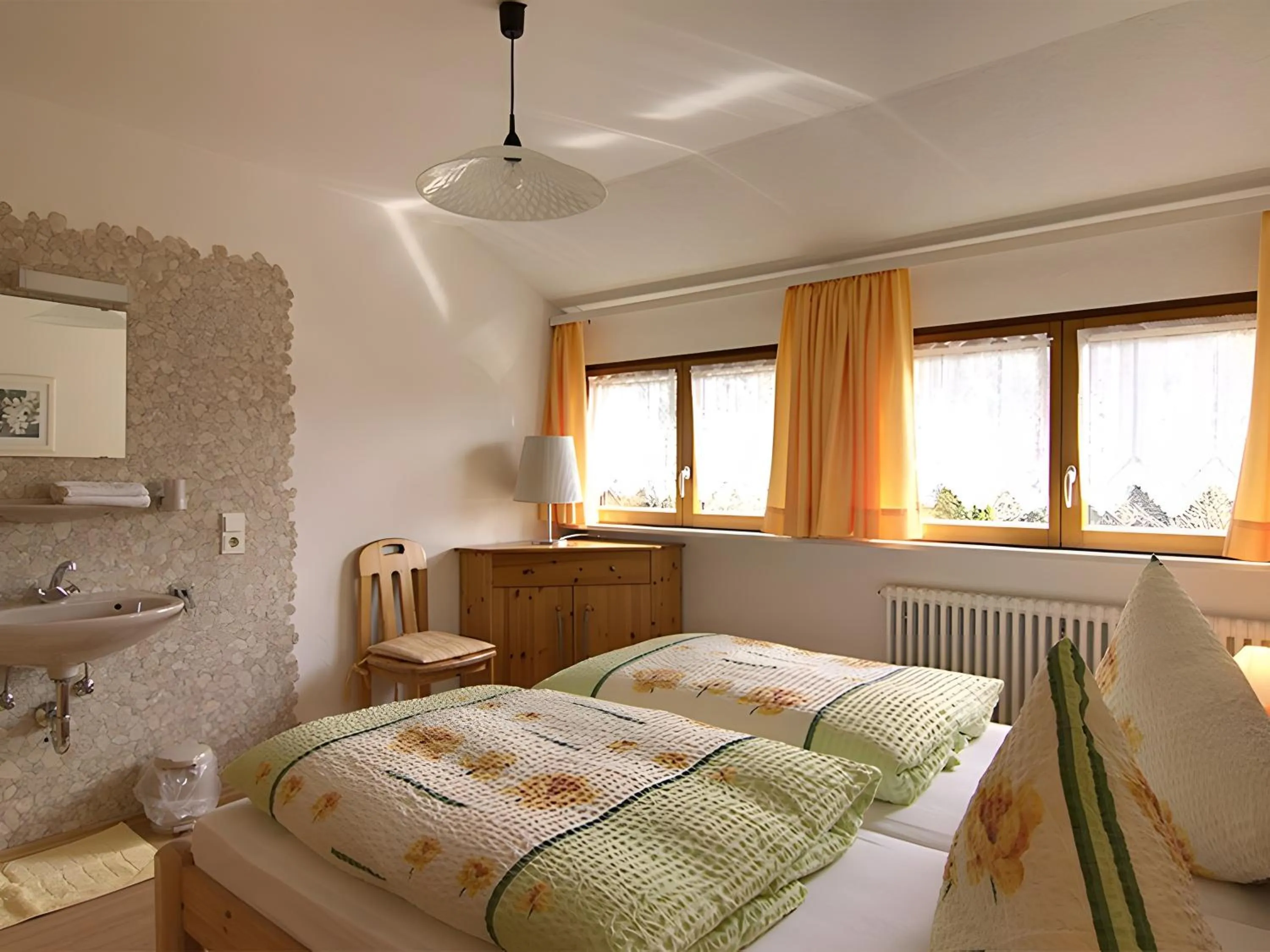 Living room, Bed in Gasthaus Zur Linde Ferienwohnungen