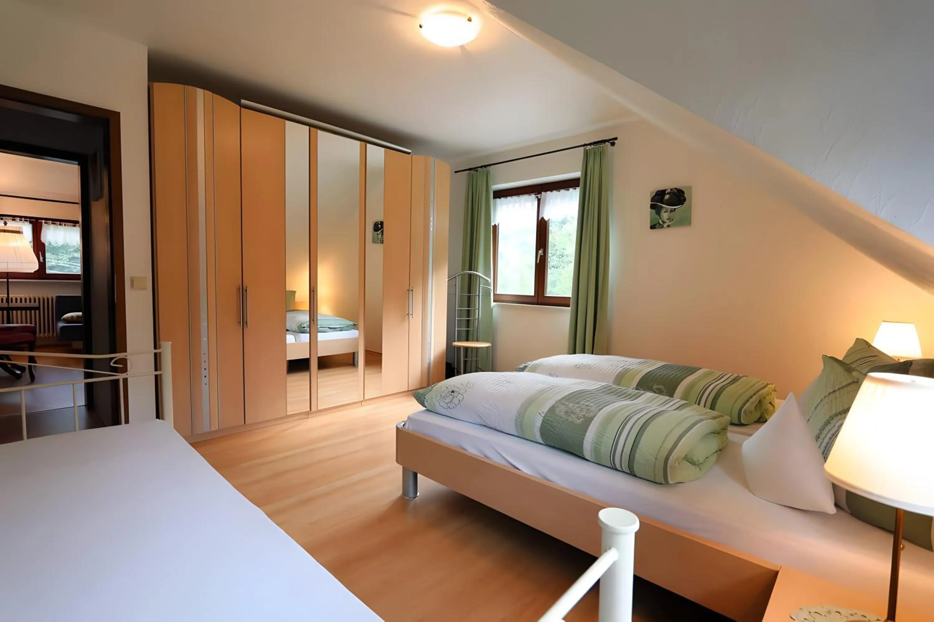 Property building, Bed in Gasthaus Zur Linde Ferienwohnungen