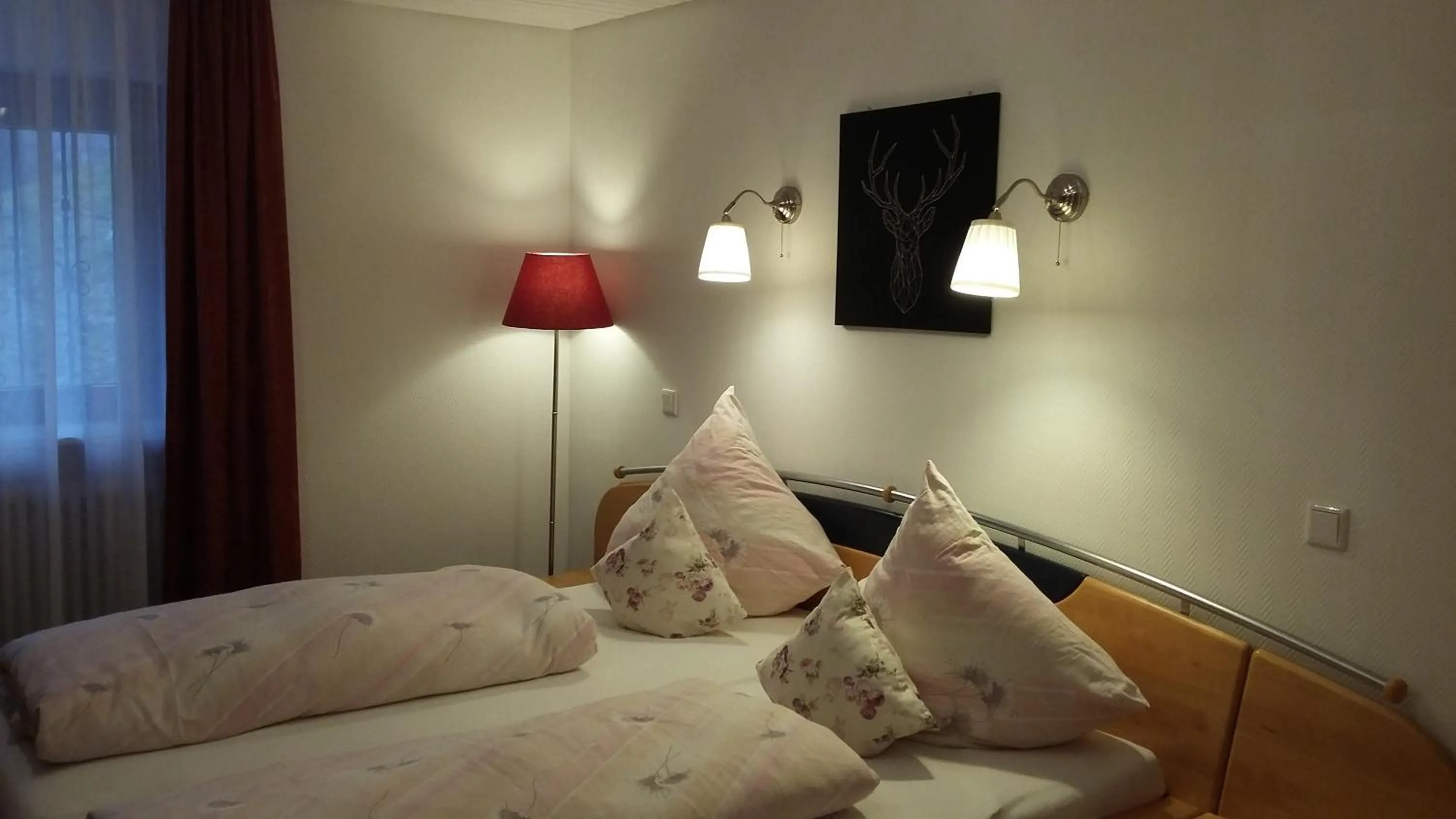 Property building, Bed in Gasthaus Zur Linde Ferienwohnungen