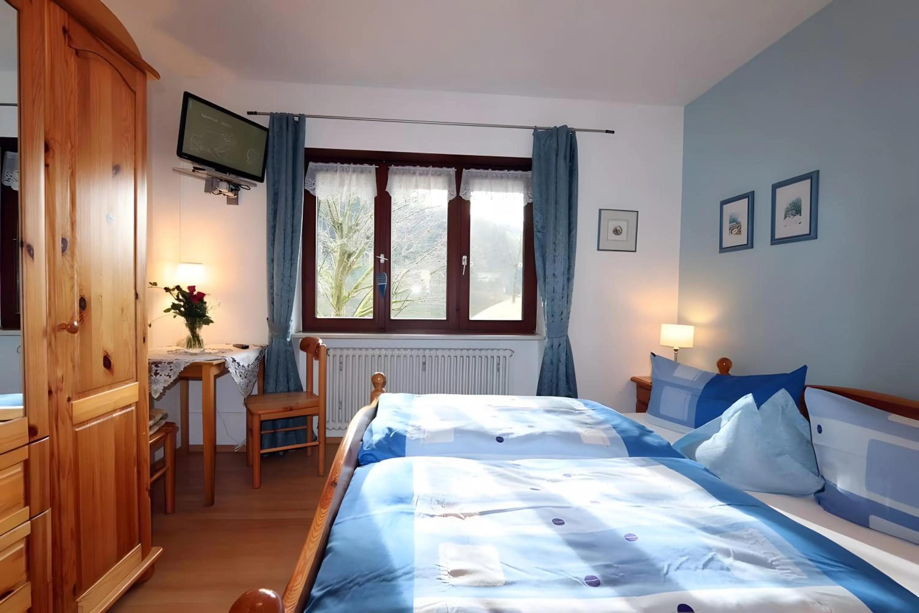 Living room, Bed in Gasthaus Zur Linde Ferienwohnungen