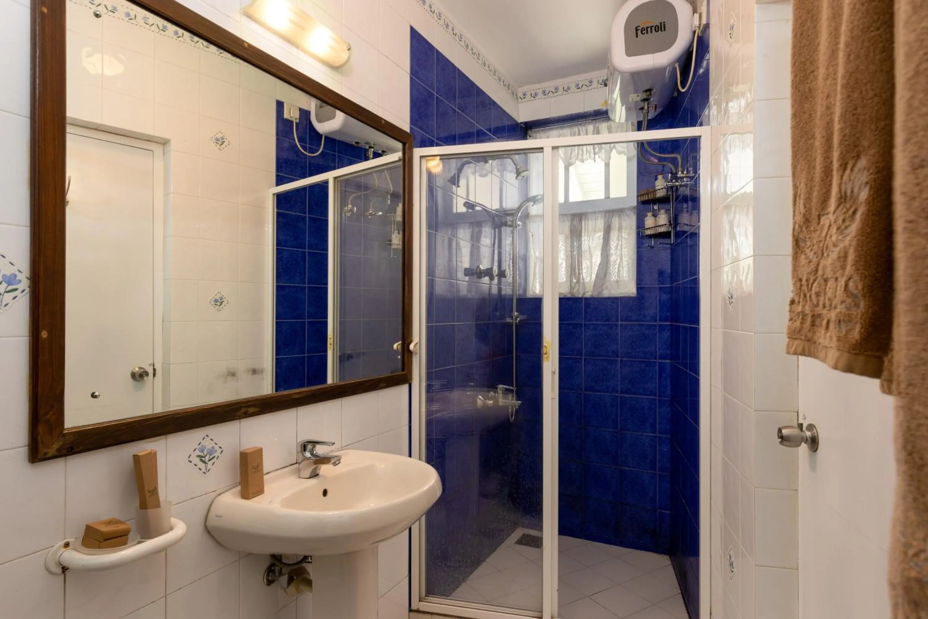 Bathroom in Grand Bungalow Nuwara Eliya by Seven Angels