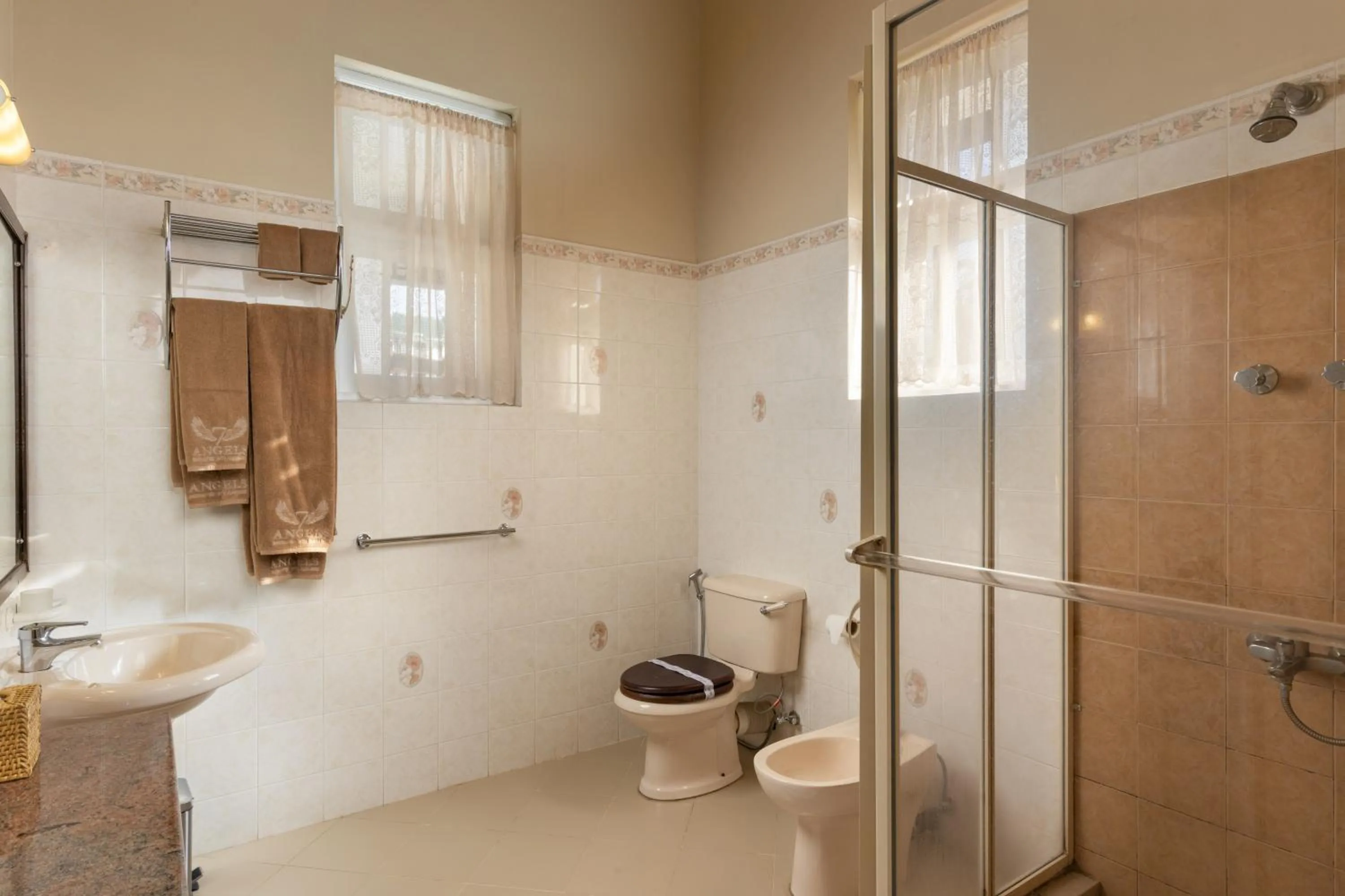 Toilet in Grand Bungalow Nuwara Eliya by Seven Angels