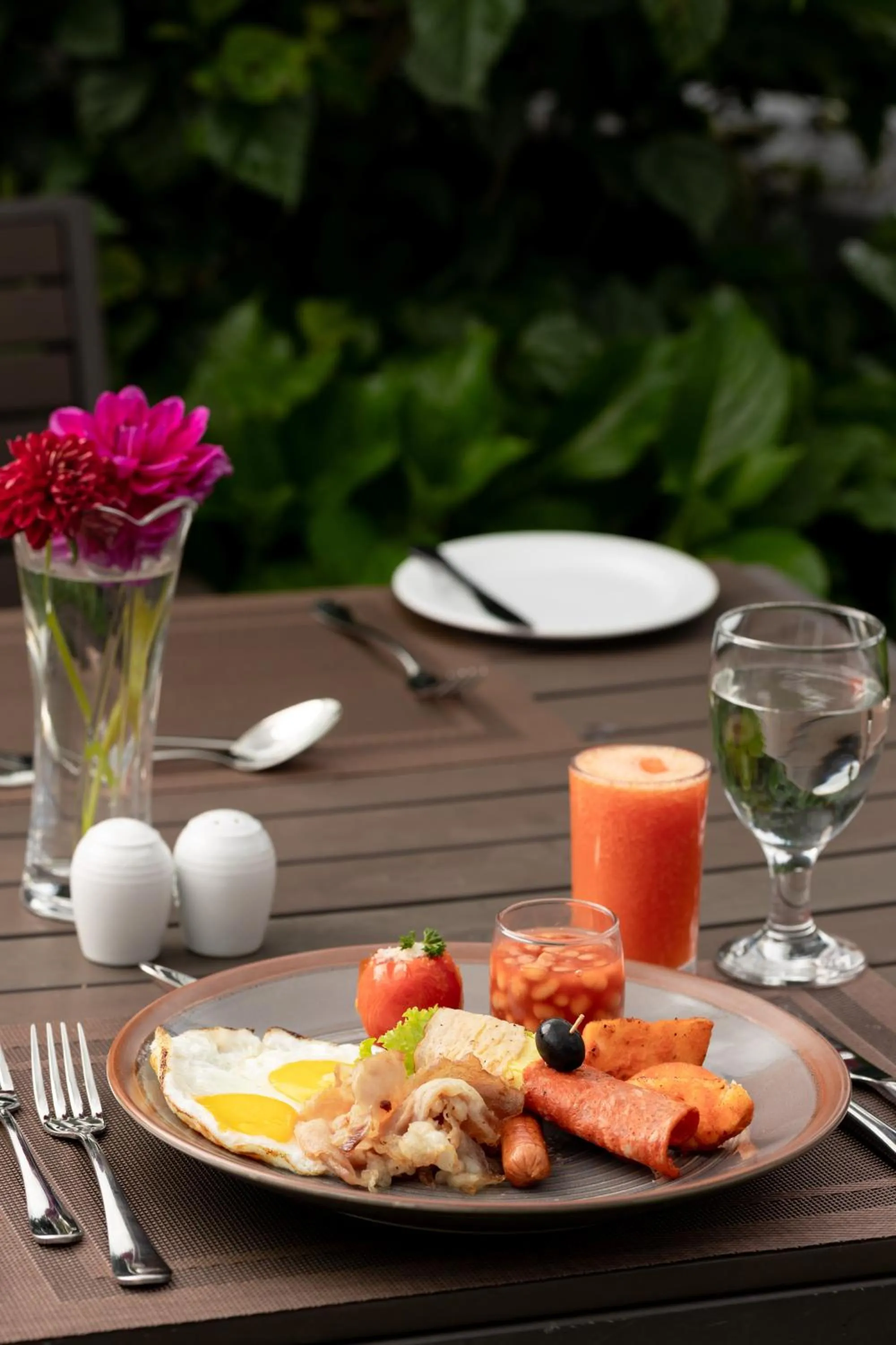 Food and drinks in Grand Bungalow Nuwara Eliya by Seven Angels