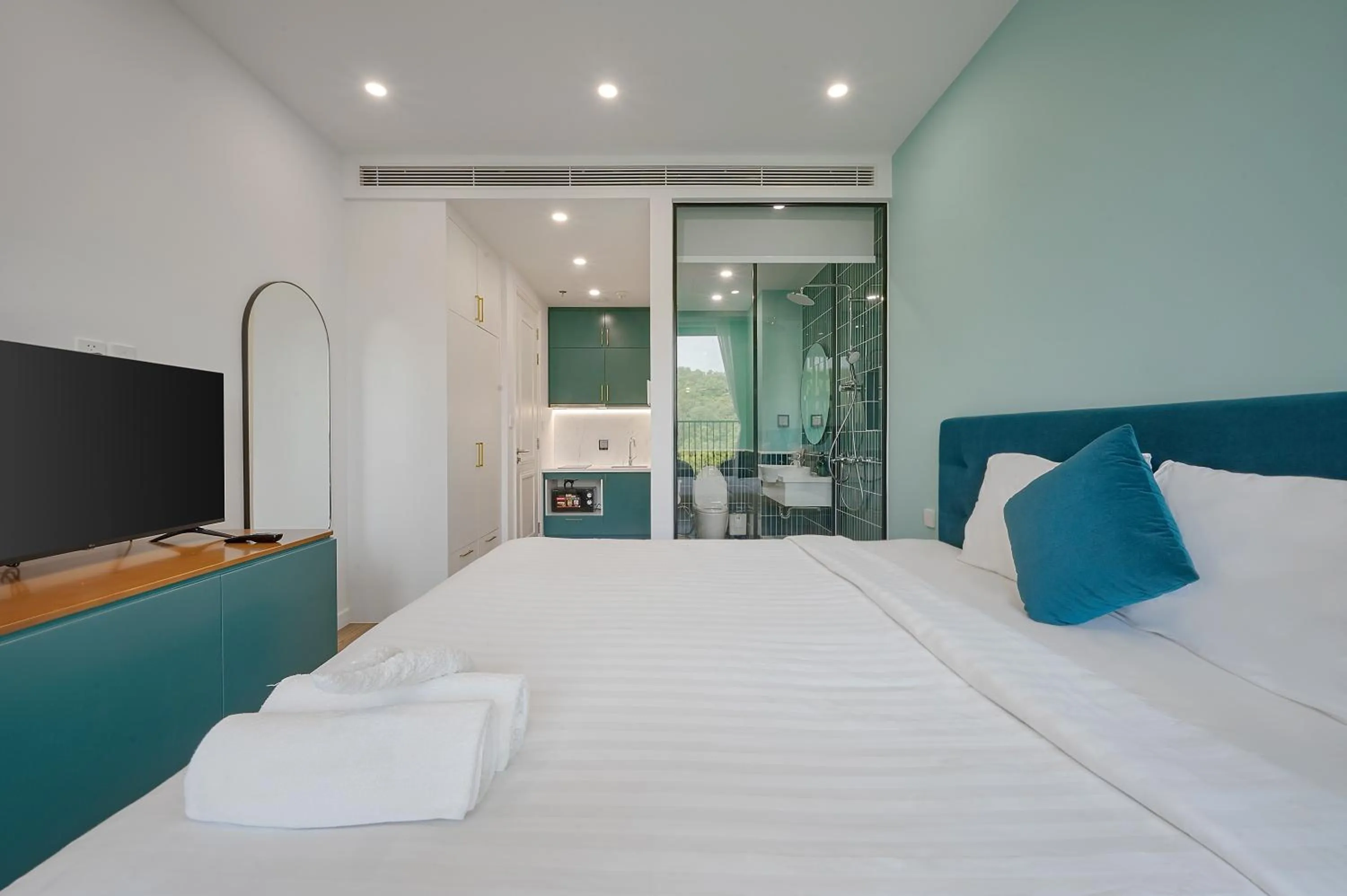 Photo of the whole room, Bed in La isla Apartments & Villas - Sea View & Fireworks Phu Quoc