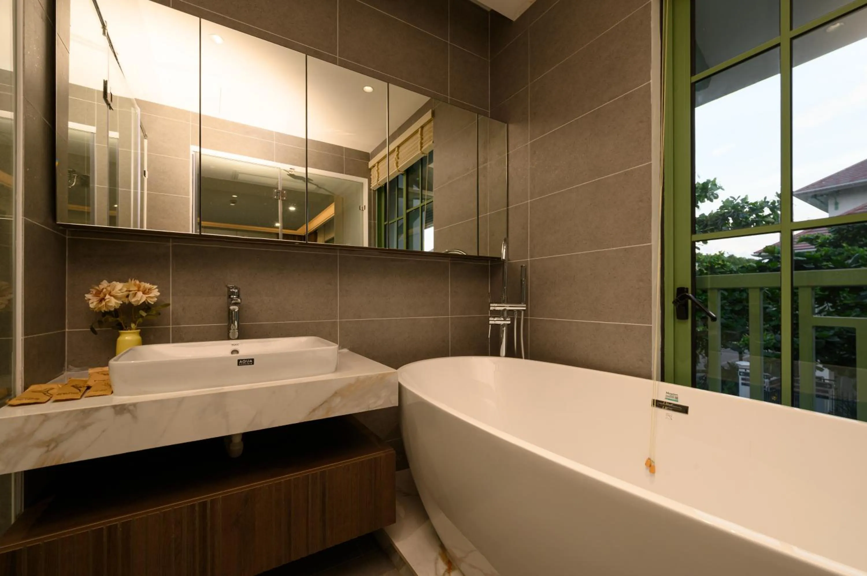 Hot Tub in La isla Apartments & Villas - Sea View & Fireworks Phu Quoc