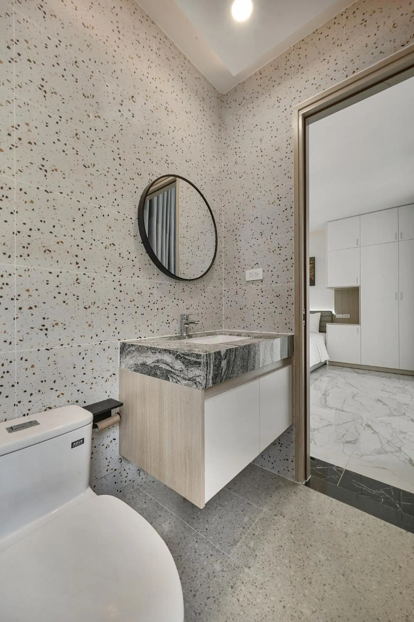 Toilet in La isla Apartments & Villas - Sea View & Fireworks Phu Quoc