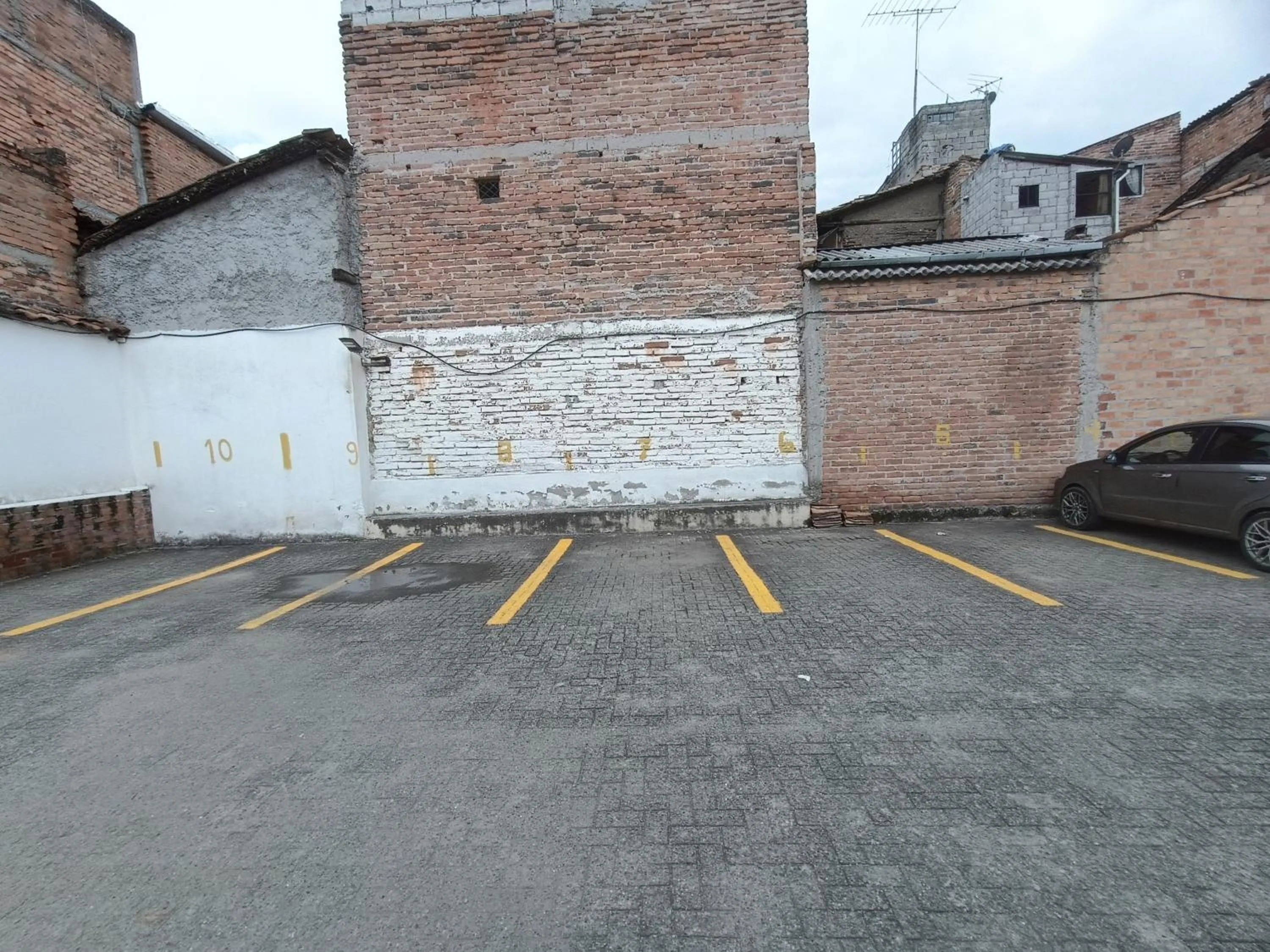 Parking in Hotel Boutique Casa Montalvo Cuenca