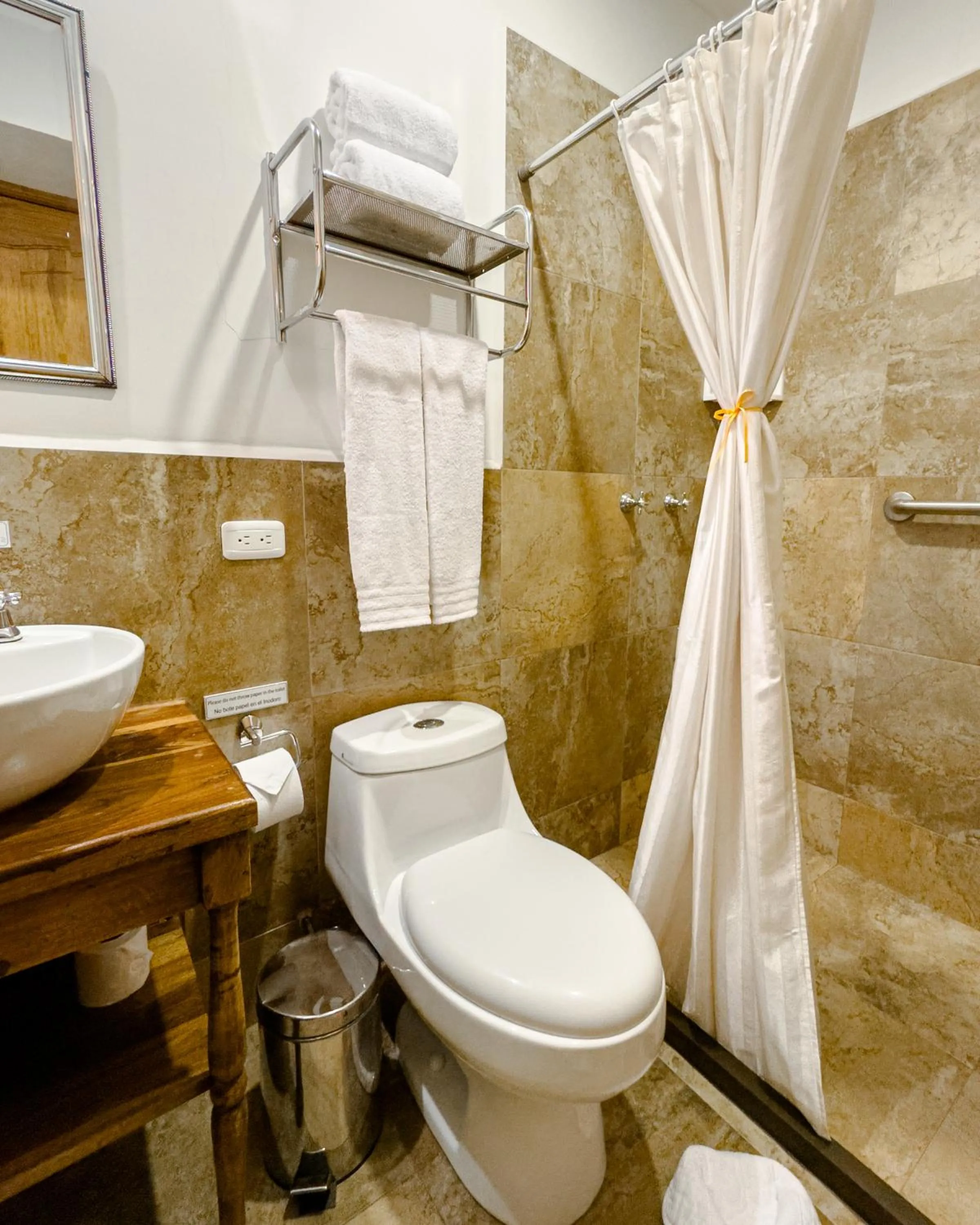 Bathroom in Hotel Boutique Casa Montalvo Cuenca