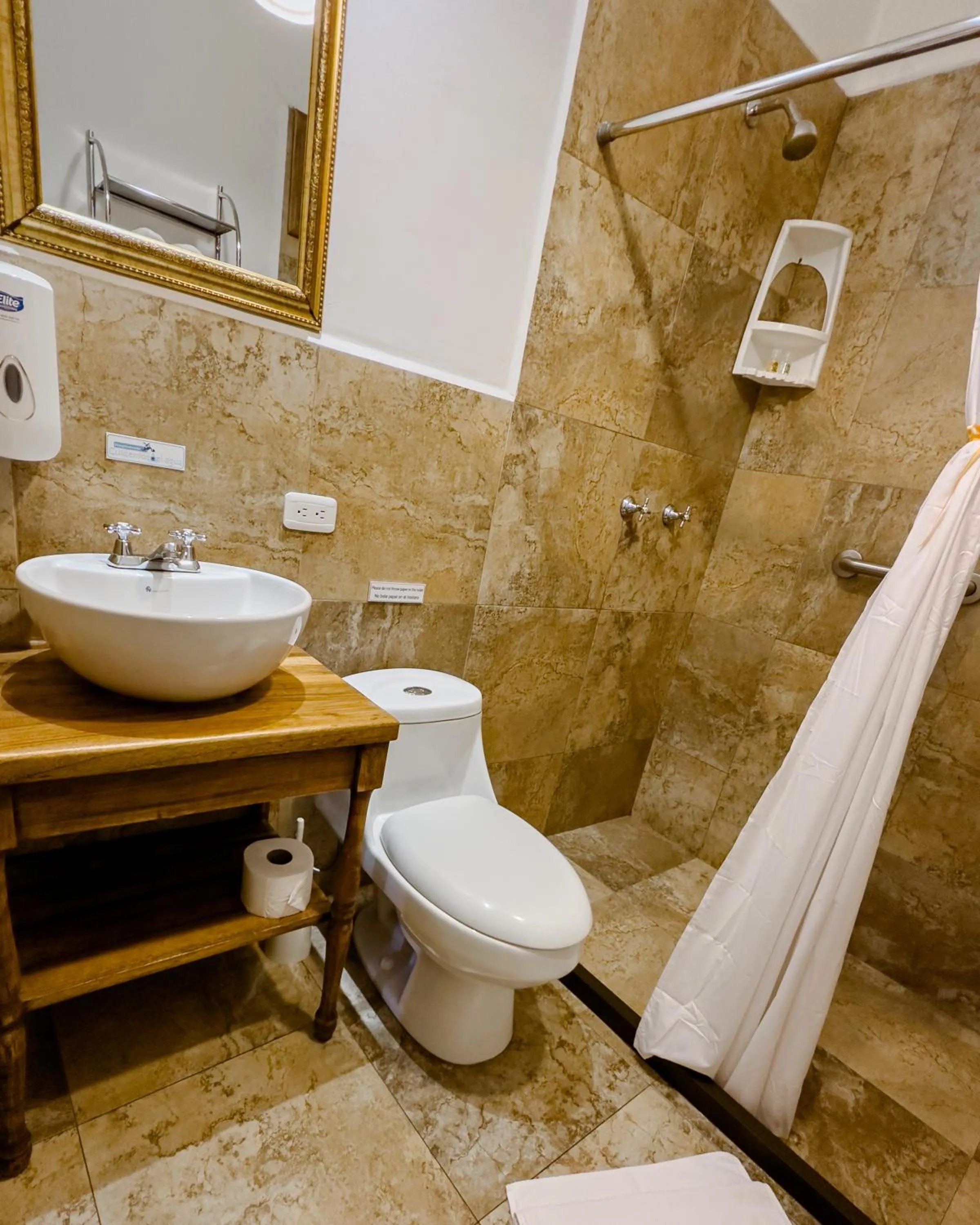 Bathroom in Hotel Boutique Casa Montalvo Cuenca