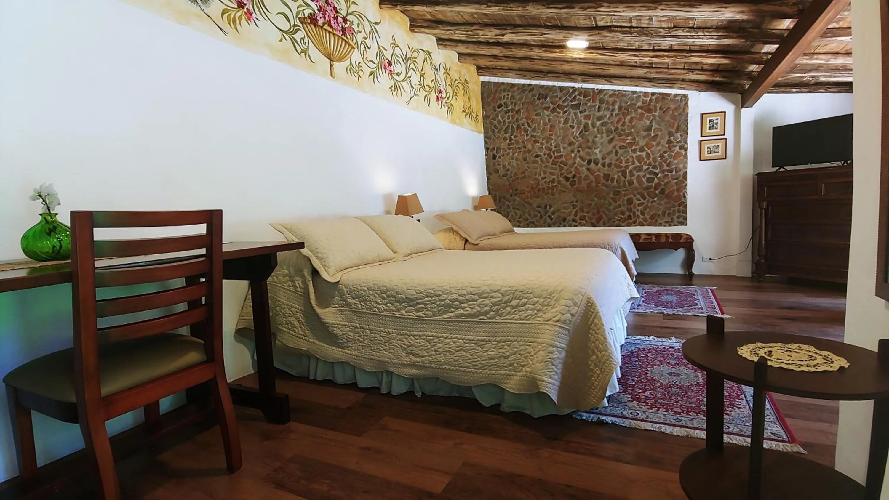 Photo of the whole room, Bed in Hotel Boutique Casa Montalvo Cuenca