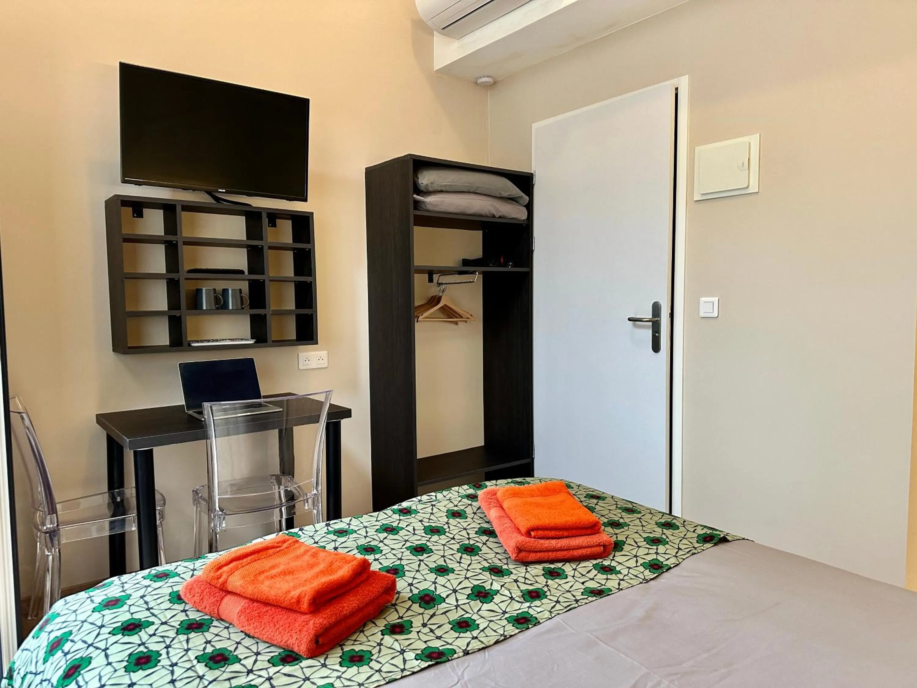 Photo of the whole room, Bed in Smartappart Niort