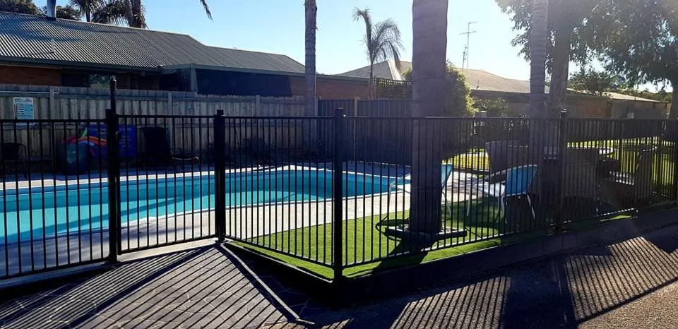 Swimming pool in Echo Beach Tourist Park
