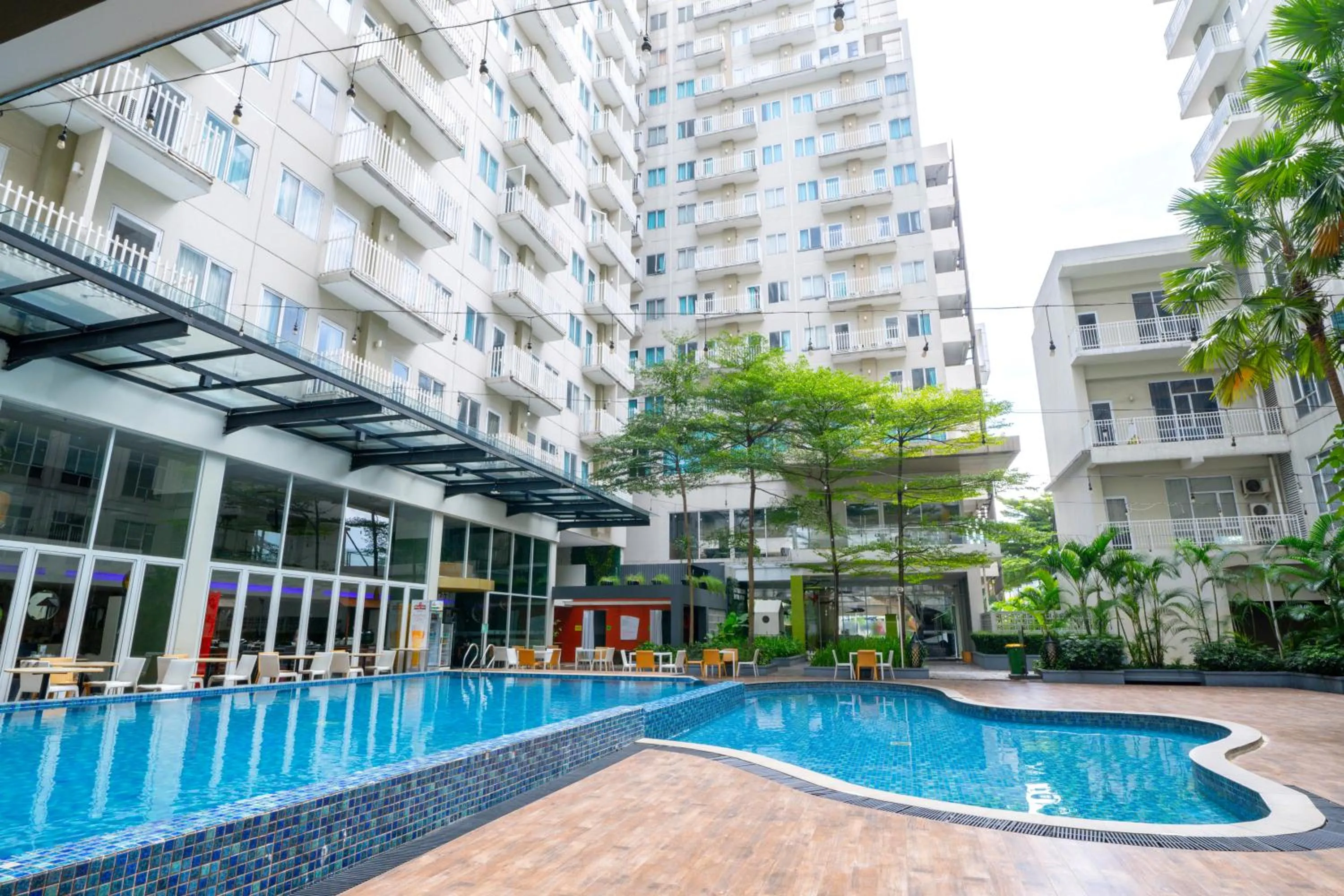 Swimming pool in Swiss-Belcourt Bogor