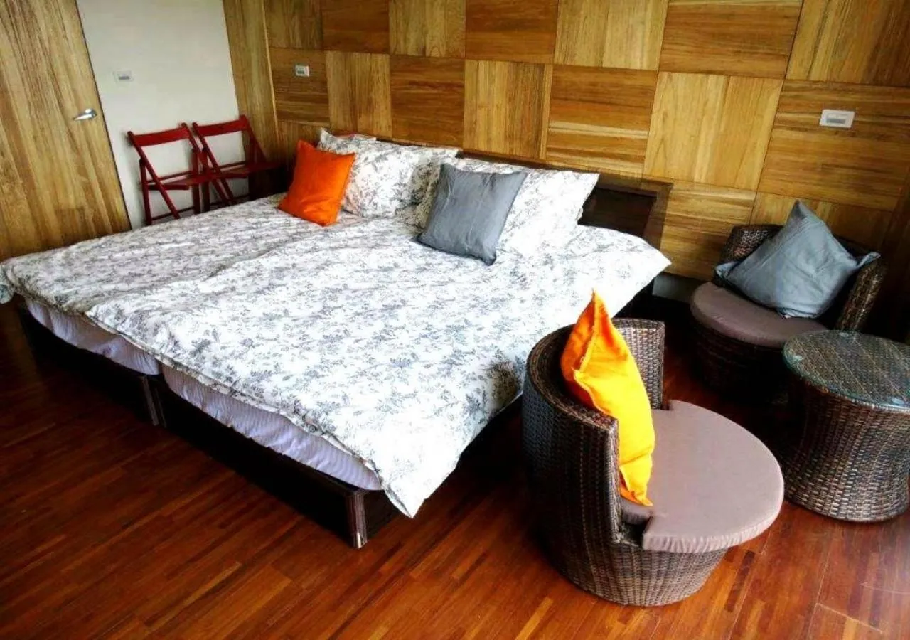 Staff, Bed in Sanyi Wei Wei Feng B&B