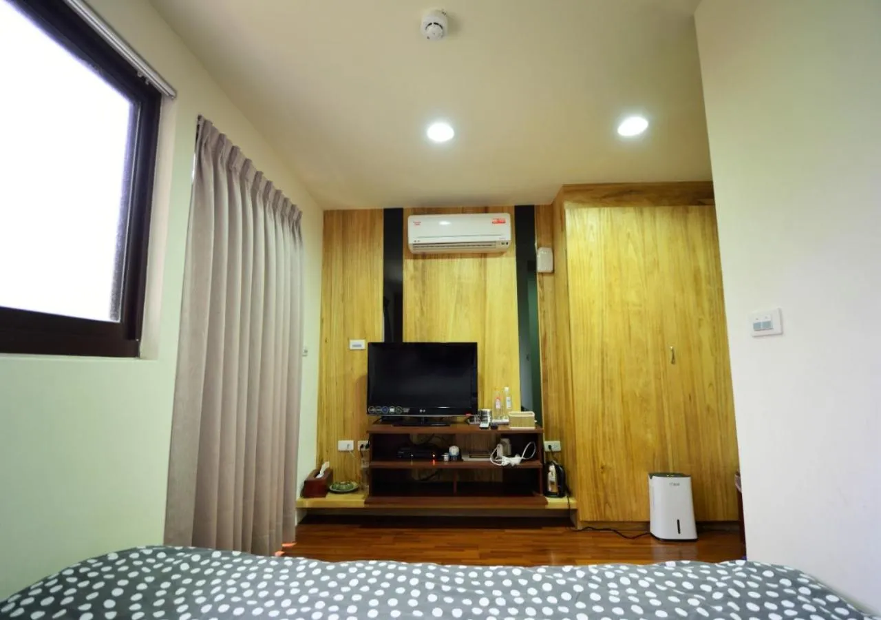 Staff, Bed in Sanyi Wei Wei Feng B&B