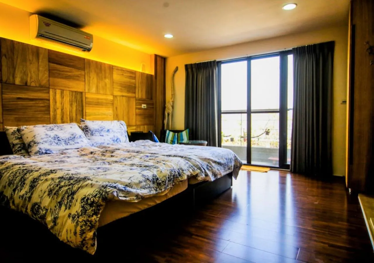 Decorative detail, Bed in Sanyi Wei Wei Feng B&B
