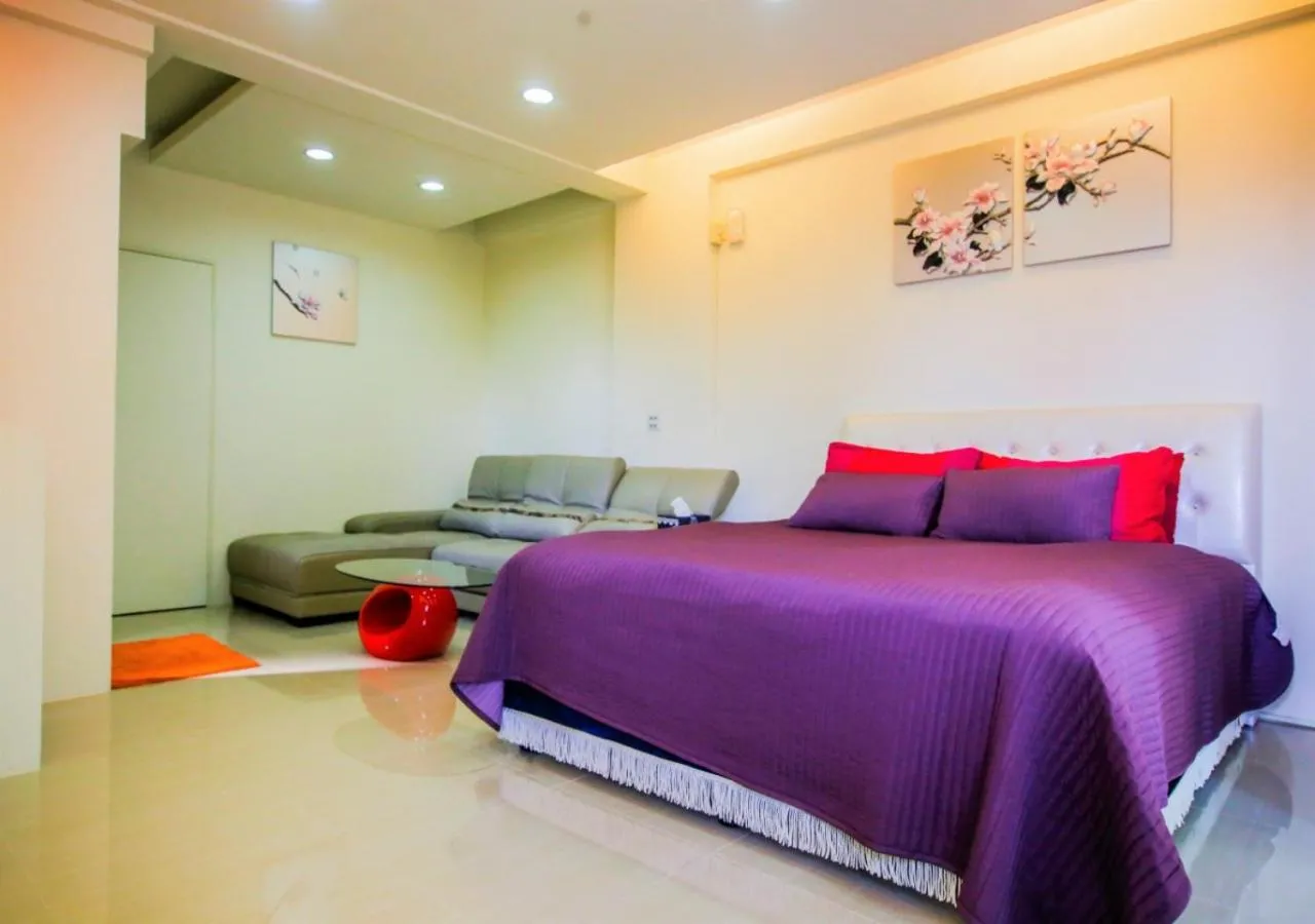 Decorative detail, Bed in Sanyi Wei Wei Feng B&B