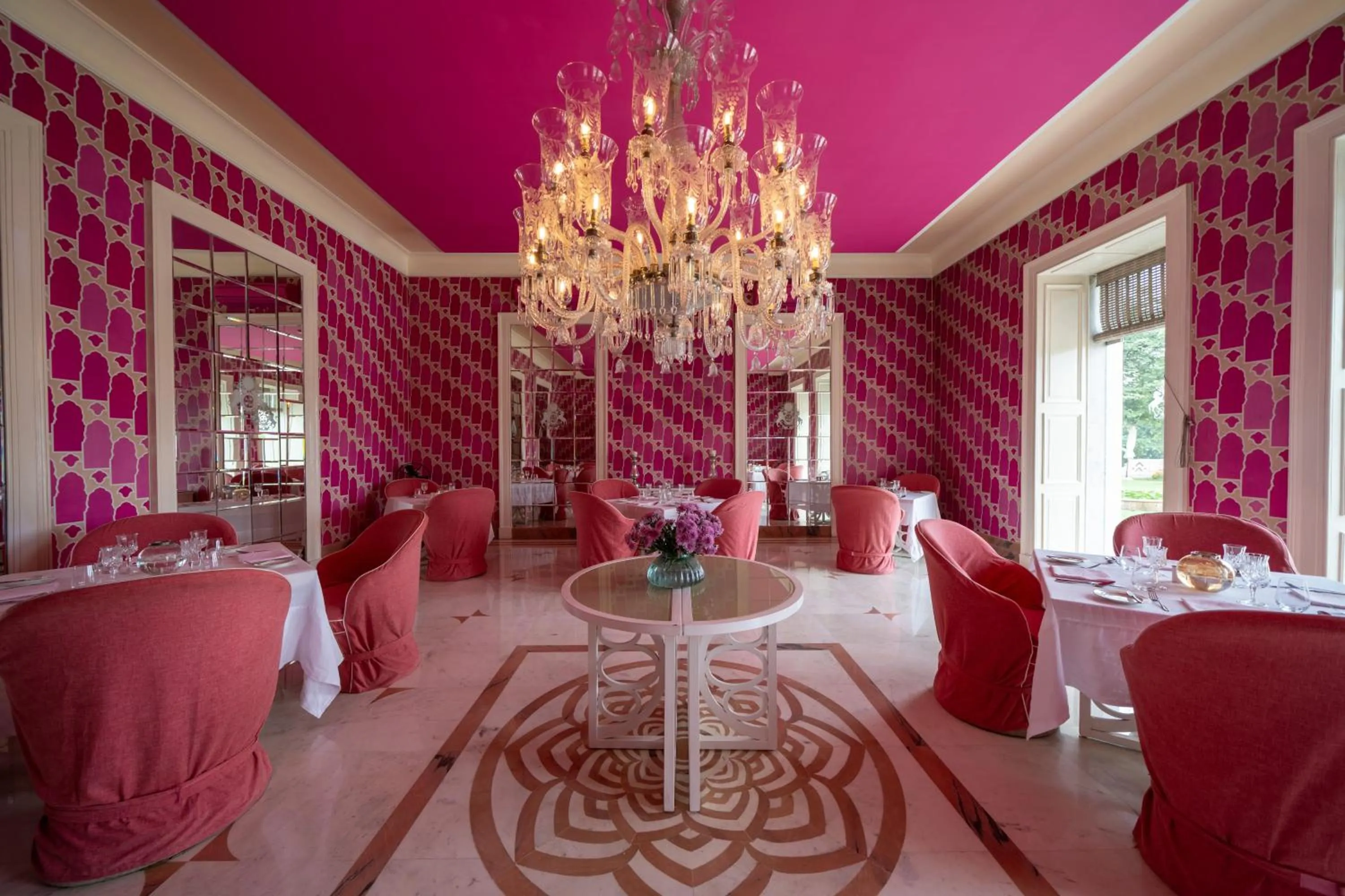 Restaurant/places to eat in Rajmahal Palace RAAS