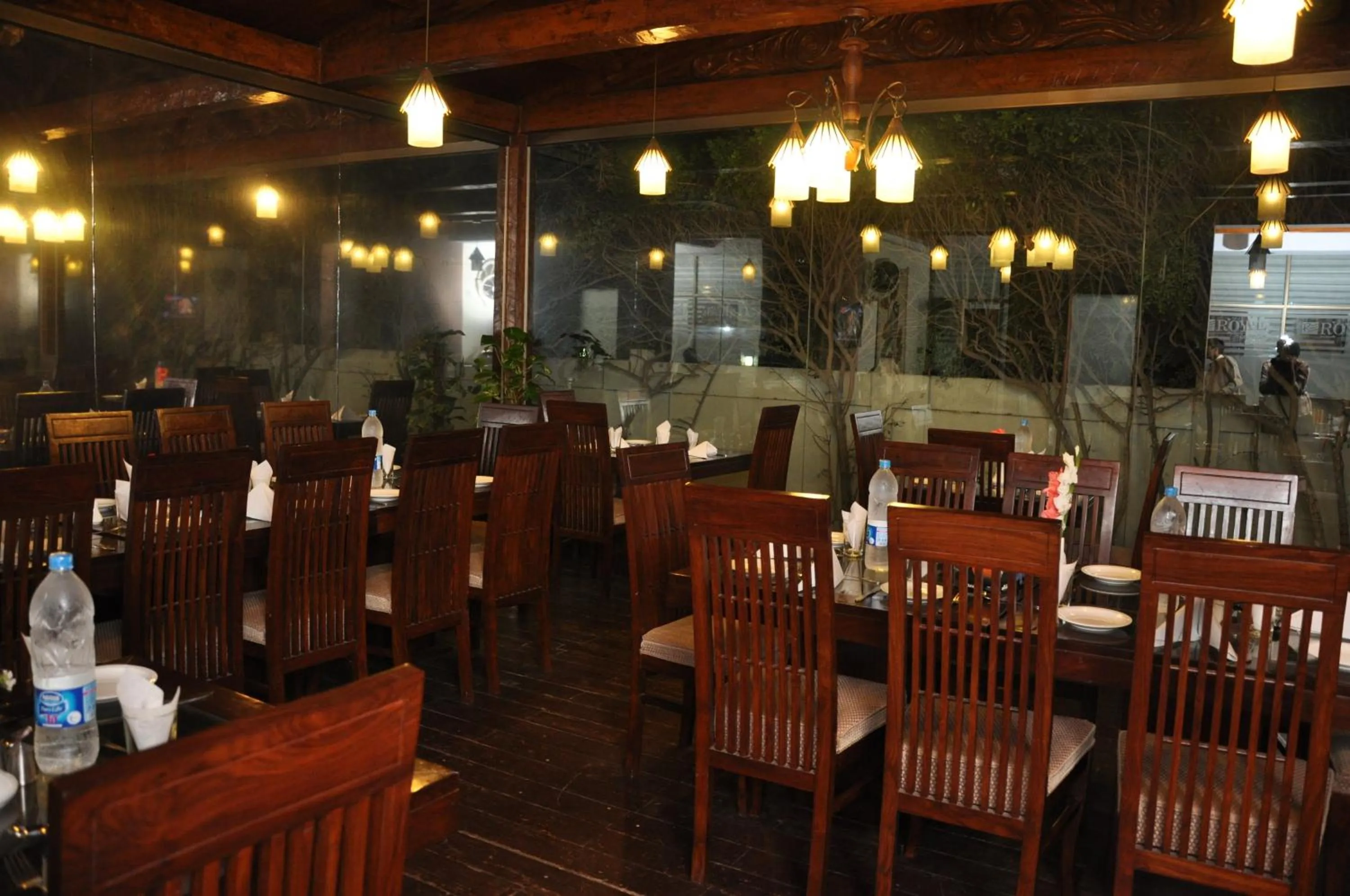 Restaurant/places to eat in Royal Elegance Hotel