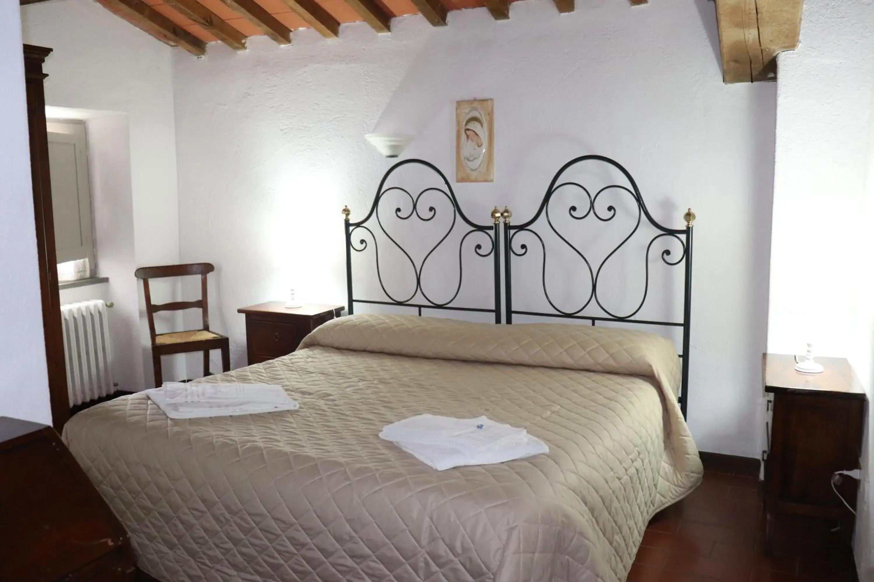 Three-Bedroom Apartment (6 Adults) in Badia il Vingone Three-Bedroom Apartment (6 Adults) in Badia il Vingone
