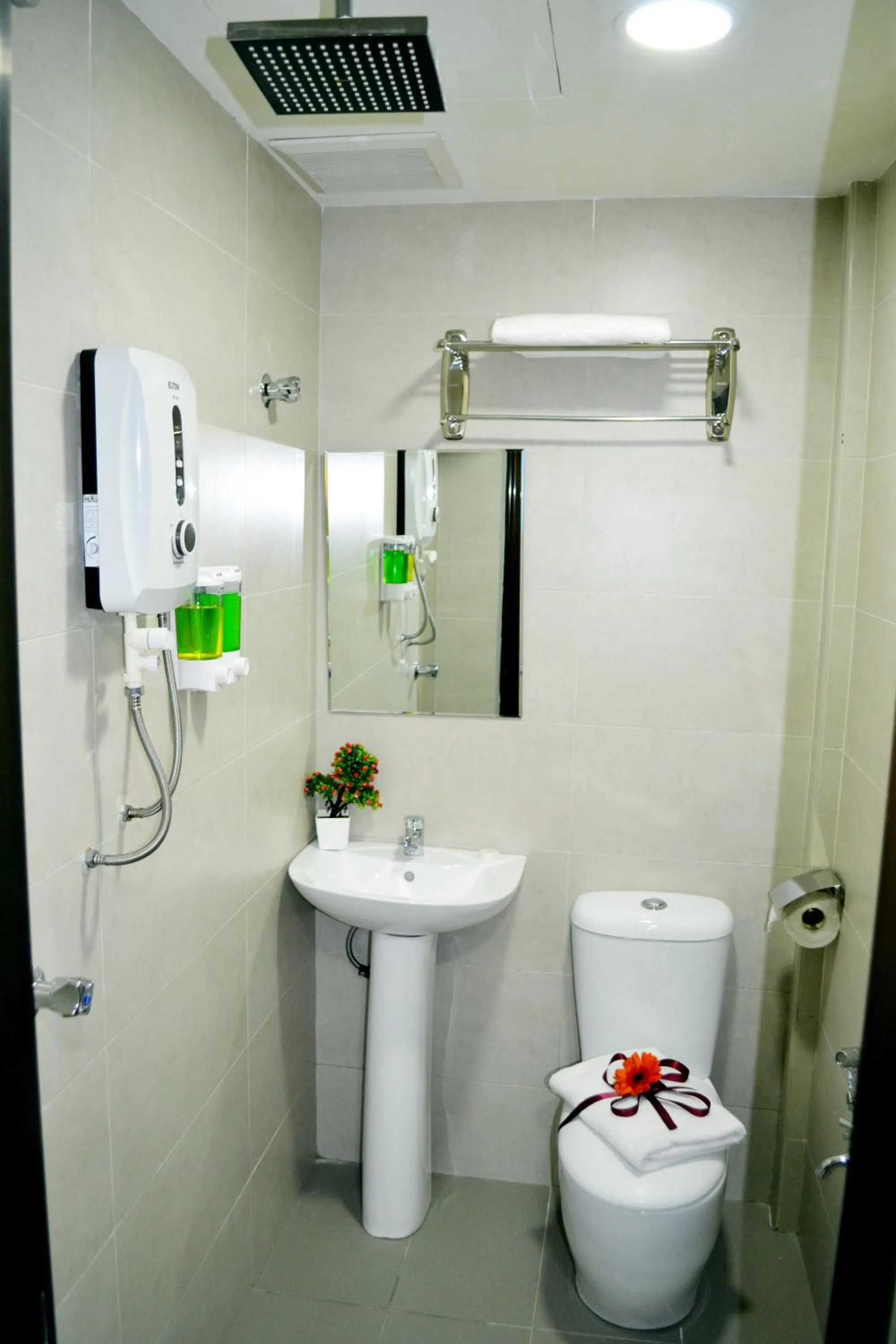 Shower in ESSY Hotel KL Sentral