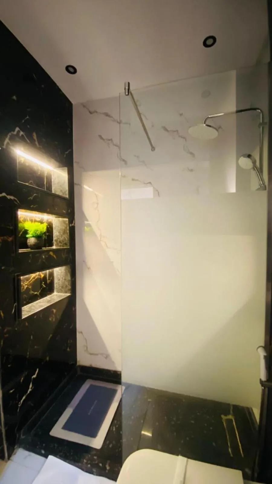 Toilet in Golden Season Hotel