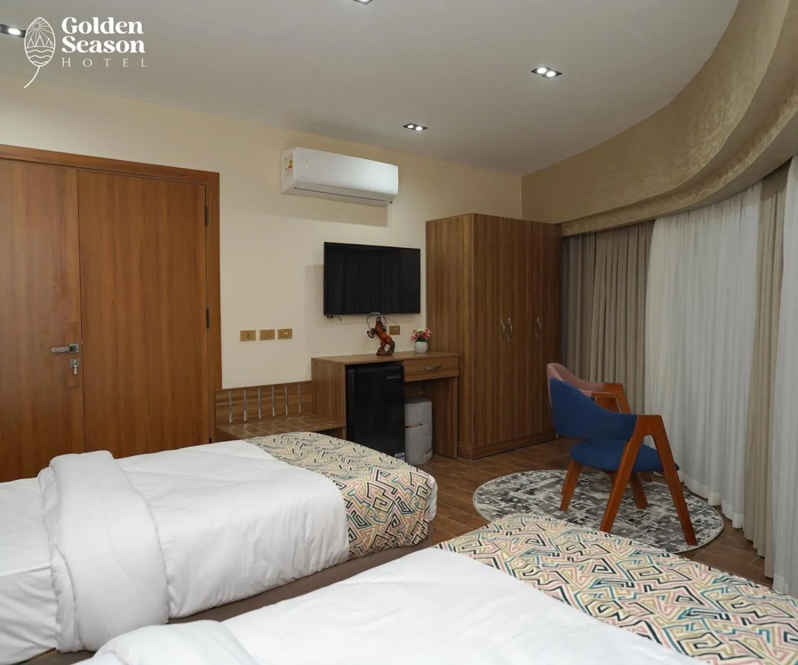 Communal lounge/ TV room, Bed in Golden Season Hotel