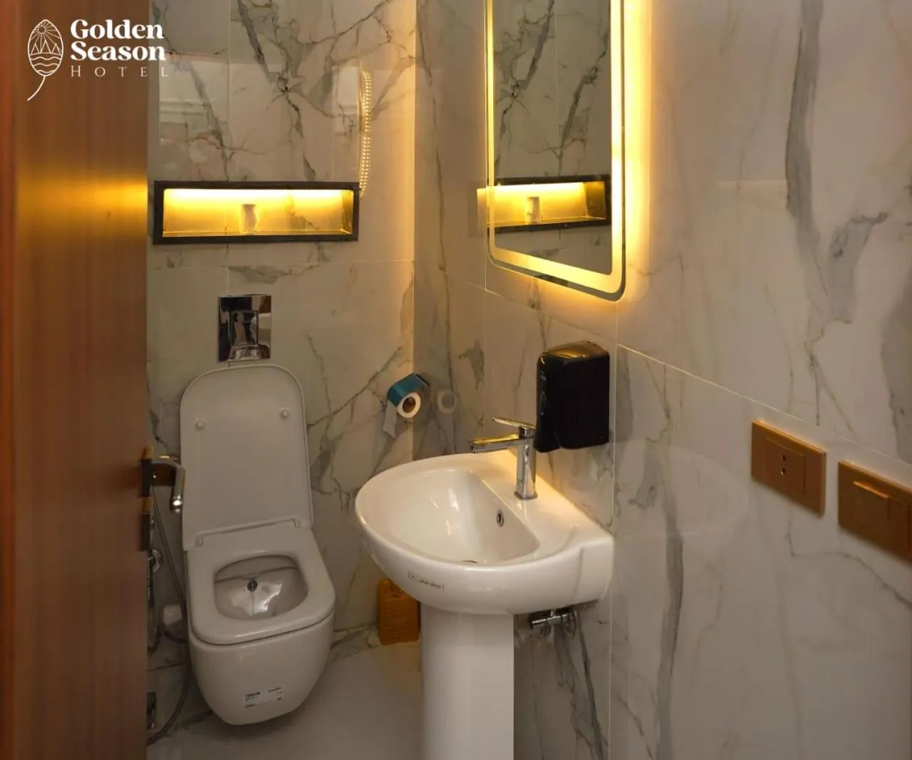 Toilet in Golden Season Hotel