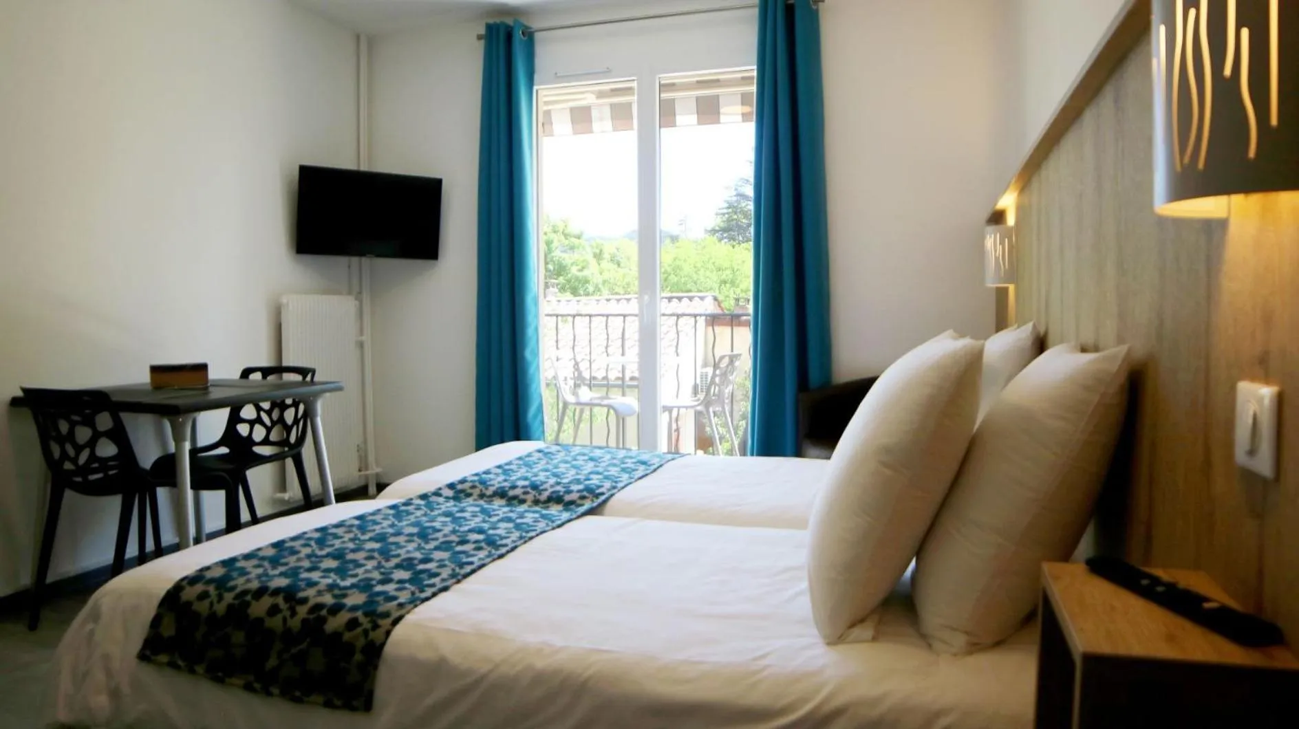 Photo of the whole room, Bed in Le Moulin du Verdon