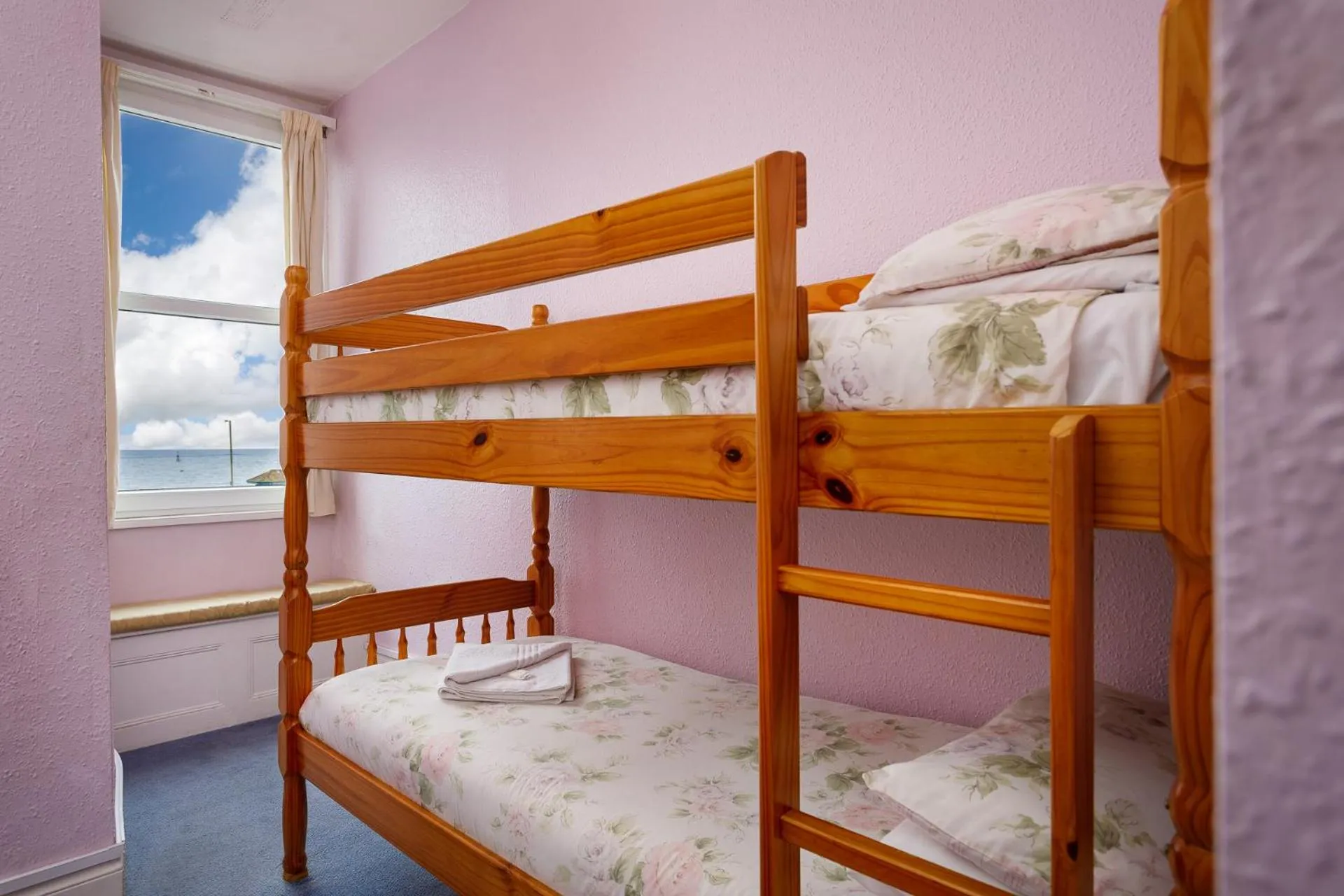Bedroom, Bed in Cherry Tree Hotel