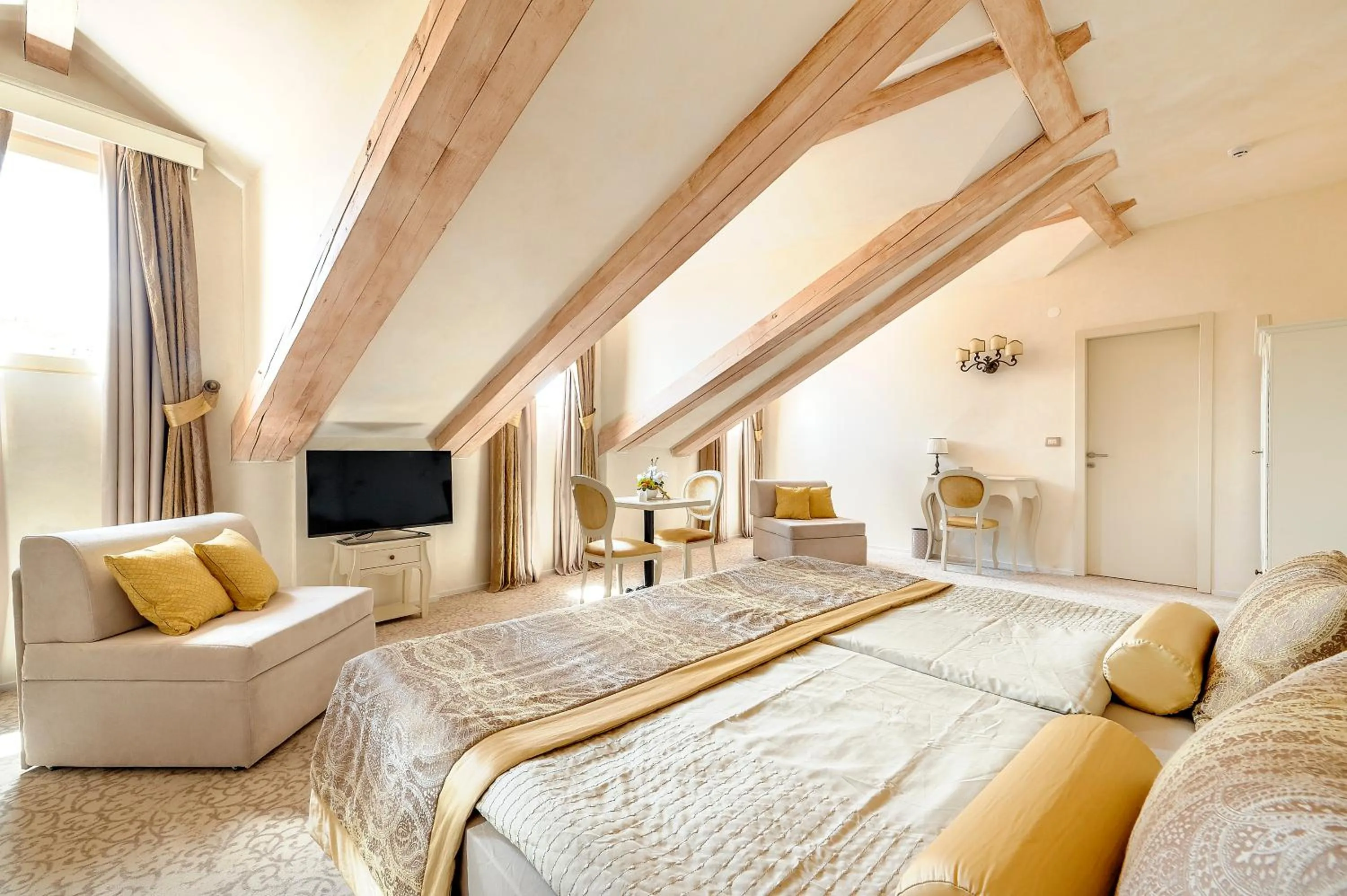 Bedroom, Bed in Heritage Hotel Life Palace