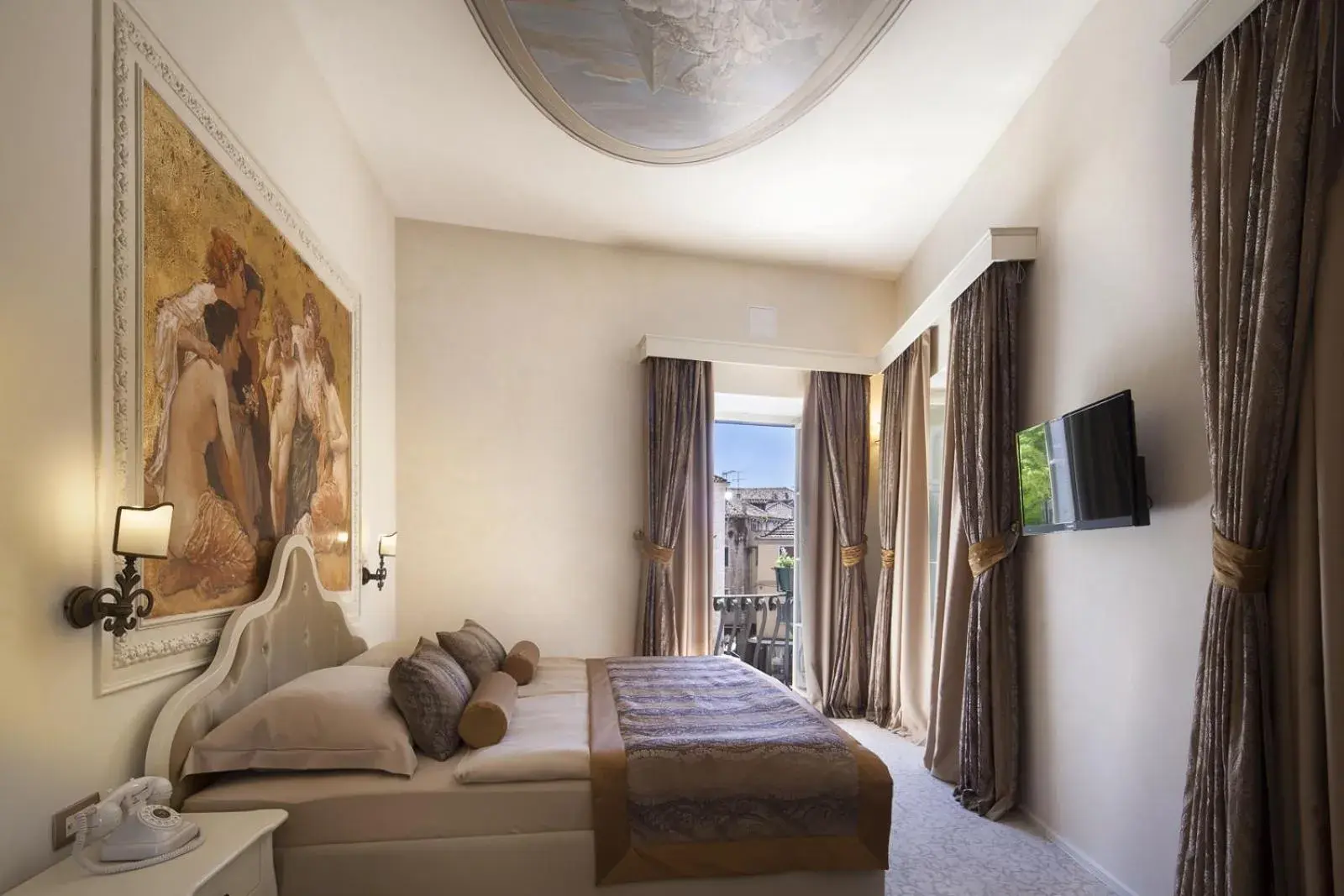 Bed in Heritage Hotel Life Palace Bed in Heritage Hotel Life Palace