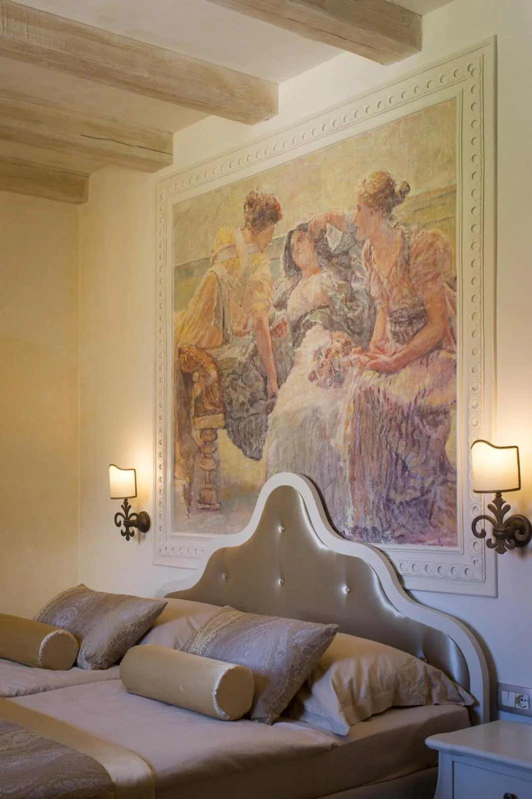 Bed in Heritage Hotel Life Palace