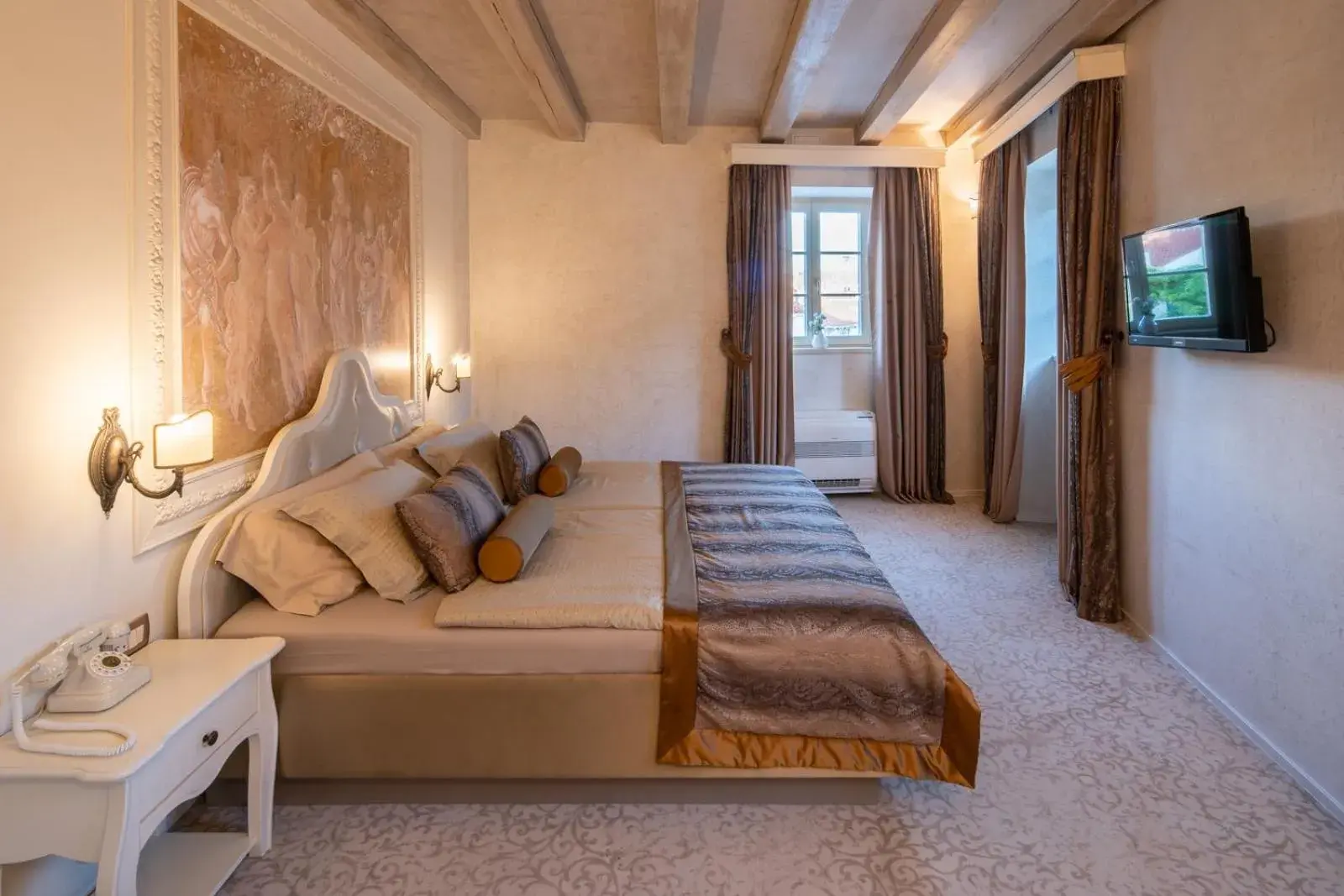 Bed in Heritage Hotel Life Palace Bed in Heritage Hotel Life Palace