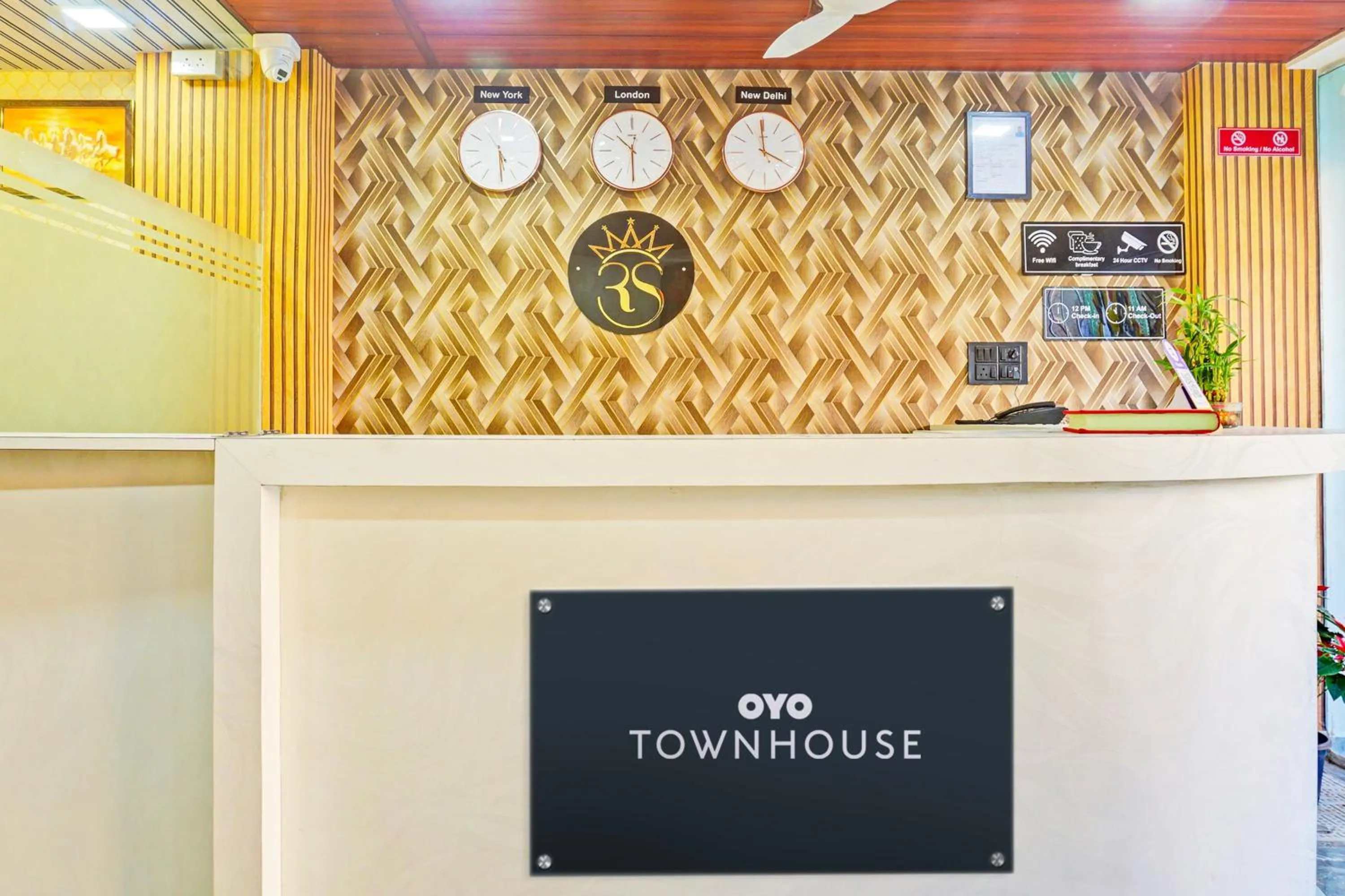 Lobby or reception in Townhouse Rising Surya Hotels
