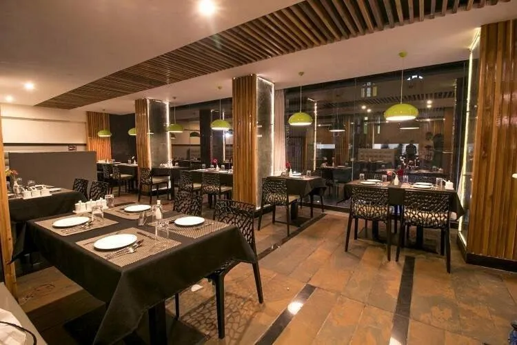 Restaurant/places to eat in The Regal Hotel & Lounge