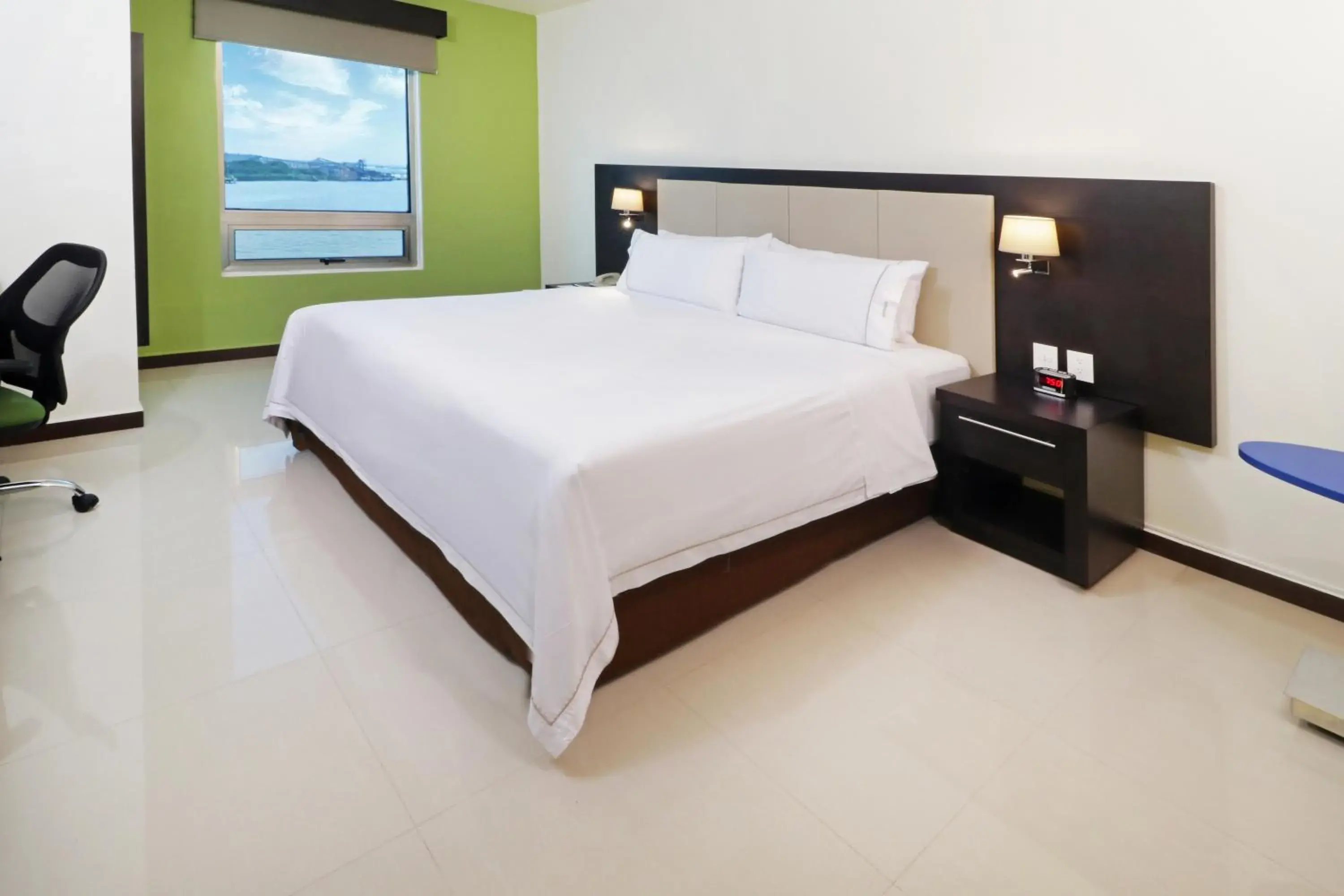 Photo of the whole room, Bed in Holiday Inn Express - Tuxpan by IHG Photo of the whole room, Bed in Holiday Inn Express - Tuxpan by IHG