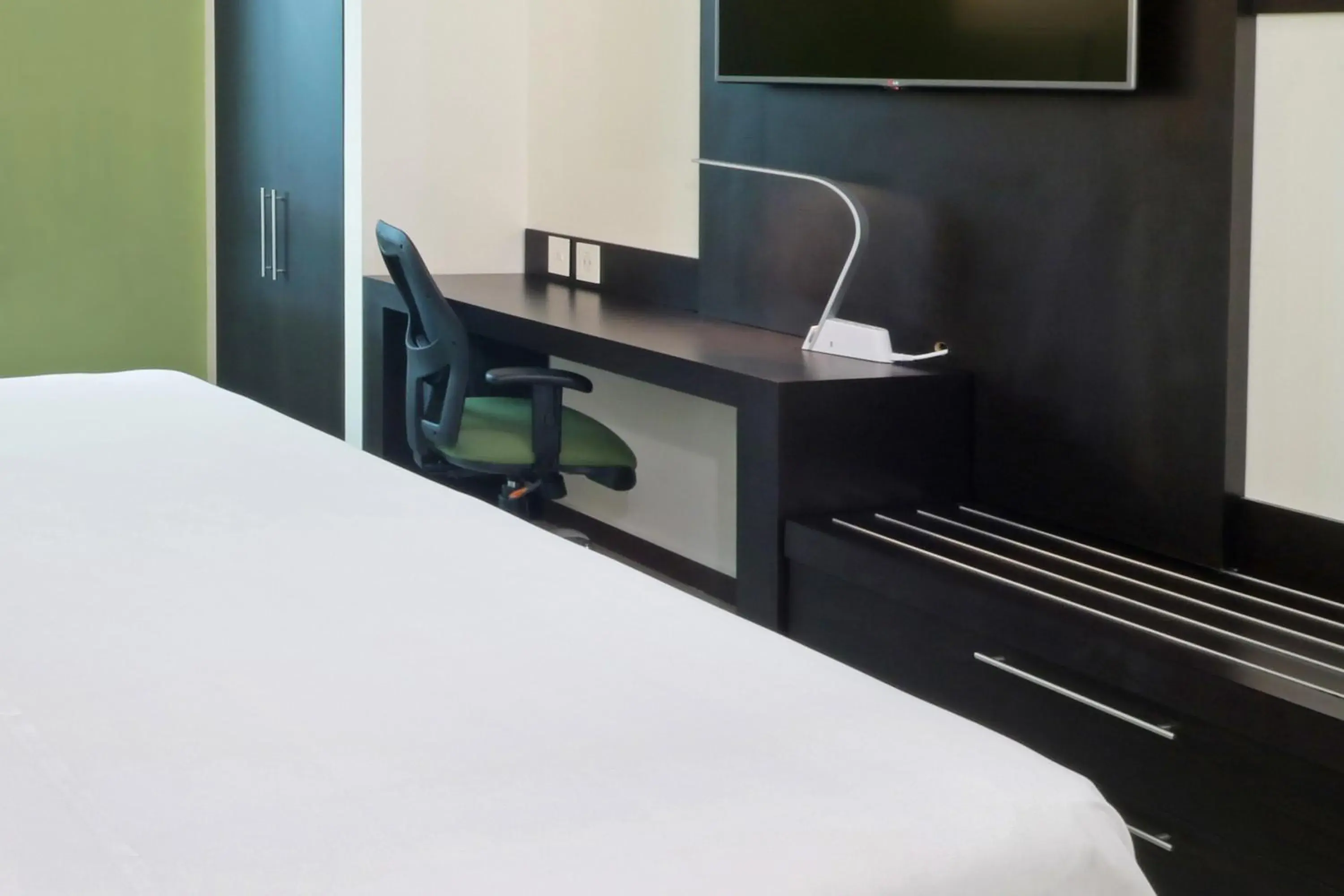 Photo of the whole room, Bed in Holiday Inn Express - Tuxpan by IHG Photo of the whole room, Bed in Holiday Inn Express - Tuxpan by IHG