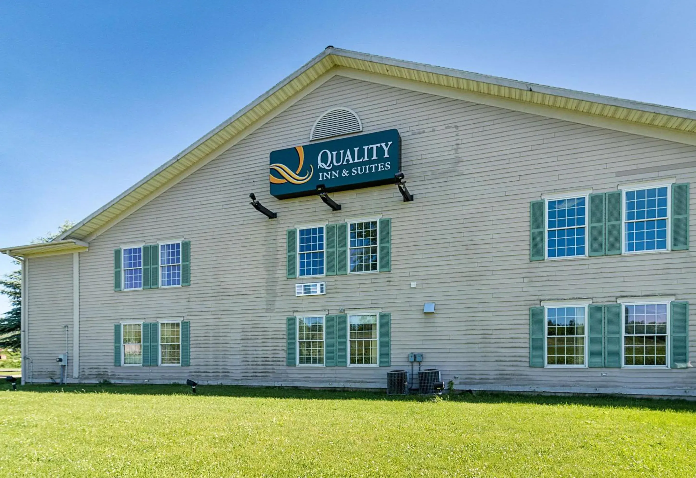 Property building in Quality Inn & Suites Schoharie near Howe Caverns Property building in Quality Inn & Suites Schoharie near Howe Caverns
