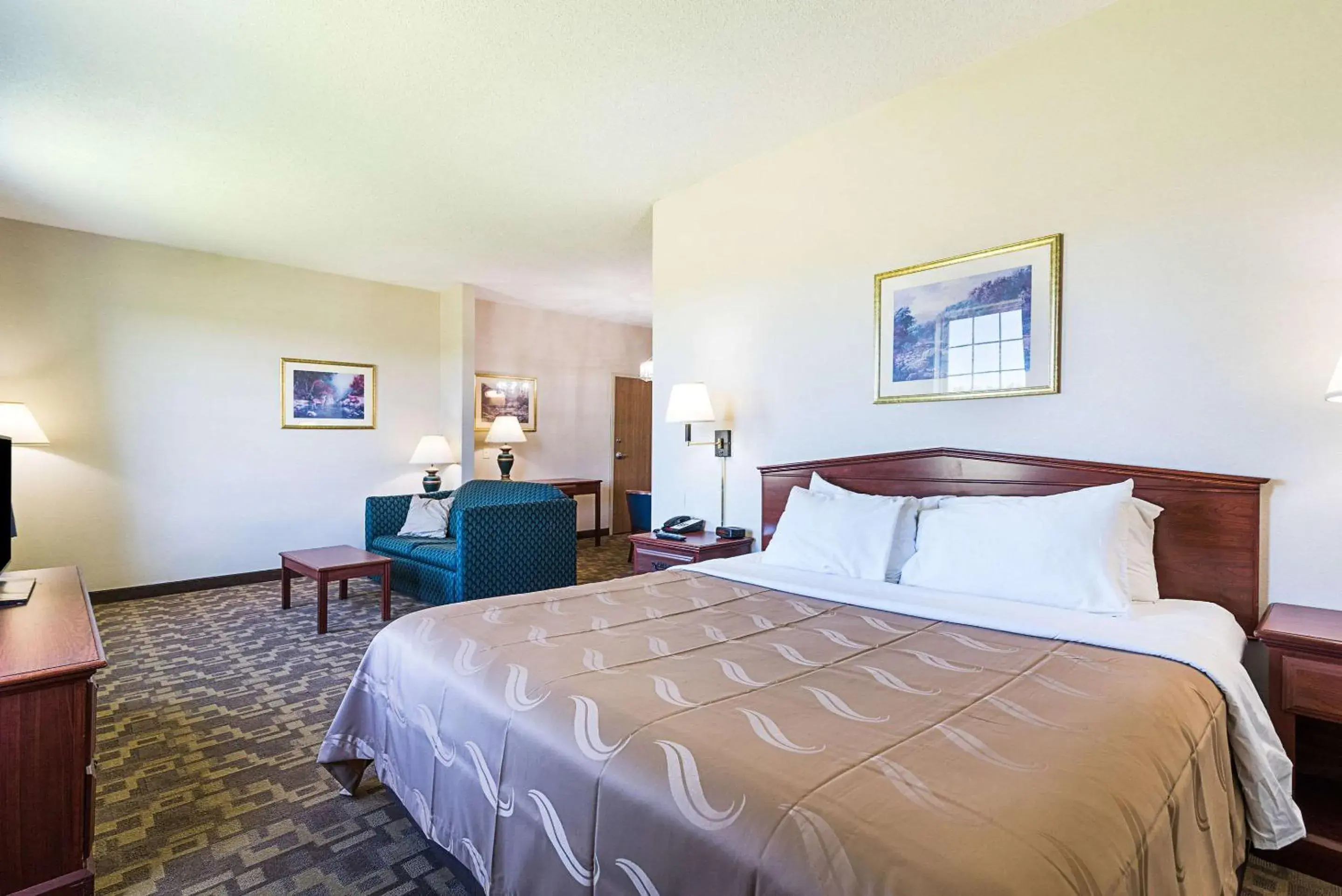 Bedroom, Bed in Quality Inn & Suites Schoharie near Howe Caverns Bedroom, Bed in Quality Inn & Suites Schoharie near Howe Caverns