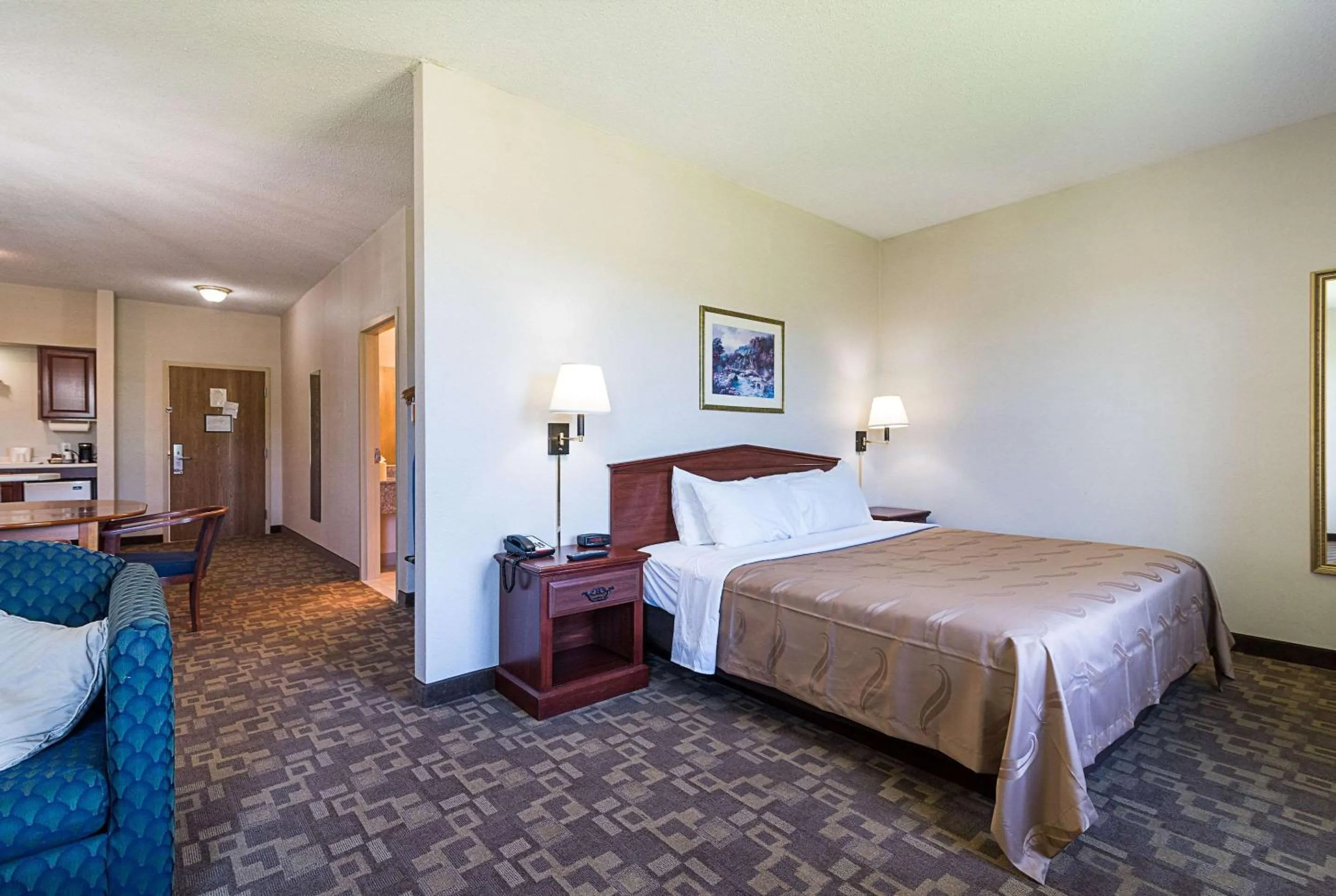 Bedroom, Bed in Quality Inn & Suites Schoharie near Howe Caverns