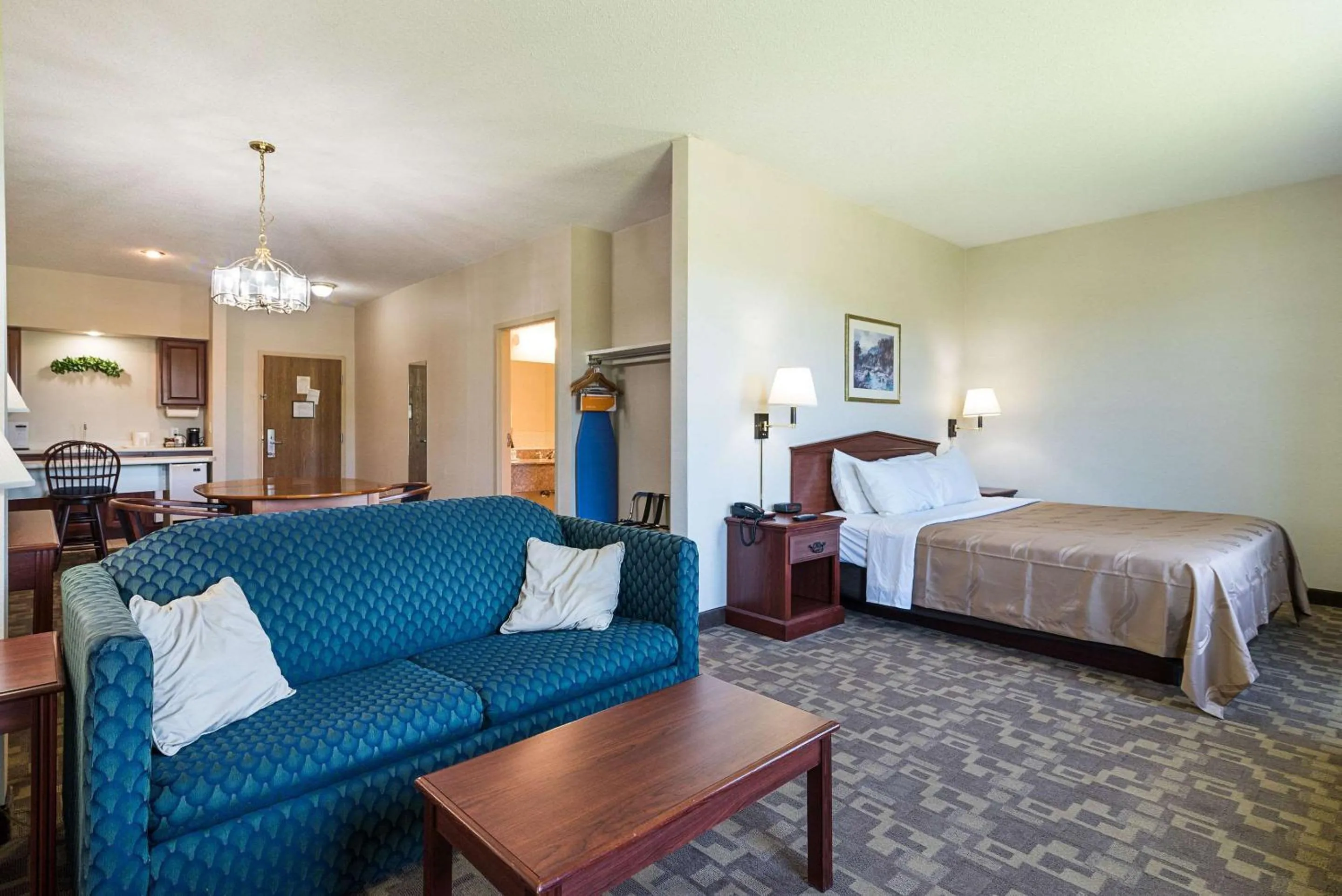 Bedroom, Bed in Quality Inn & Suites Schoharie near Howe Caverns