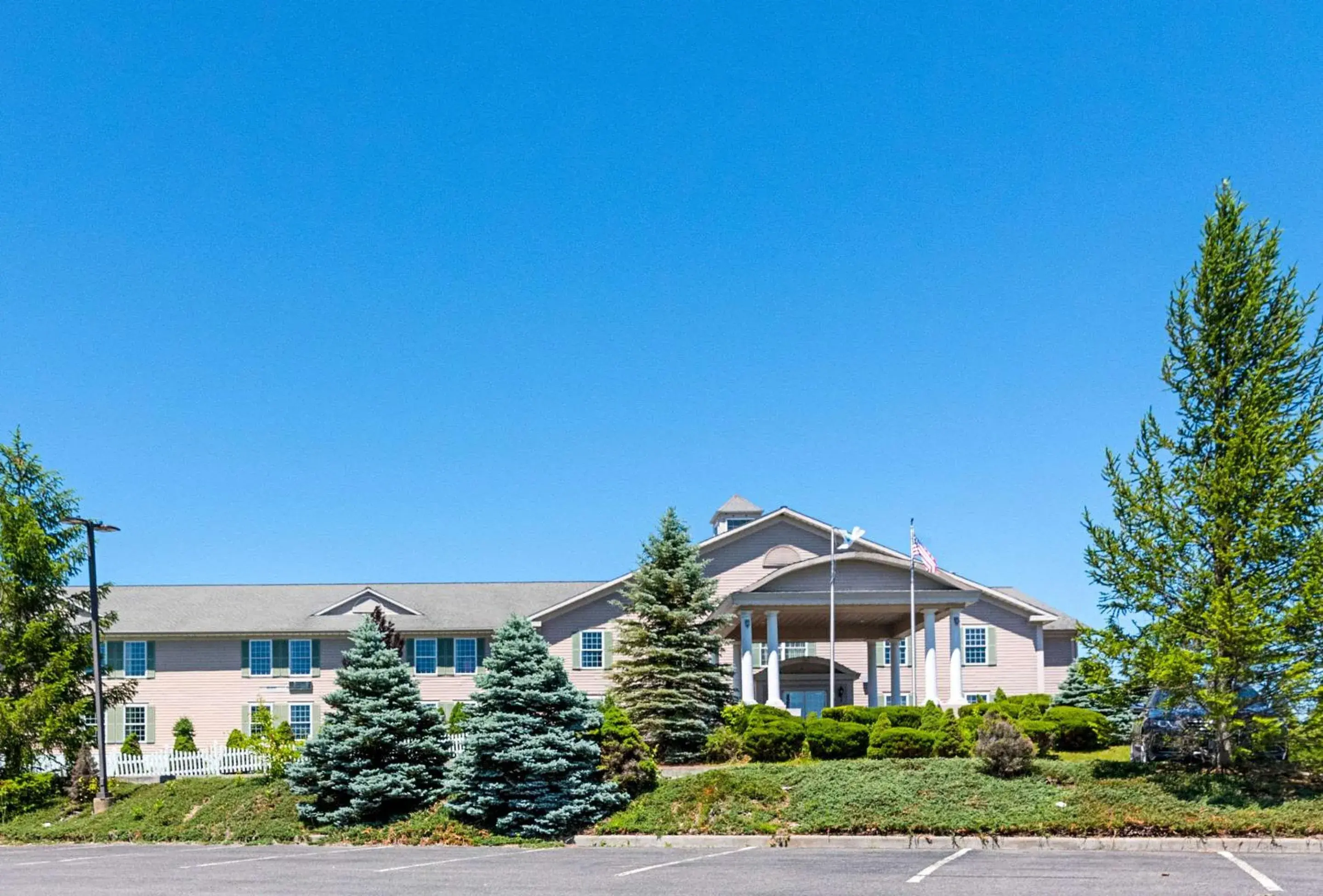 Property building in Quality Inn & Suites Schoharie near Howe Caverns Property building in Quality Inn & Suites Schoharie near Howe Caverns