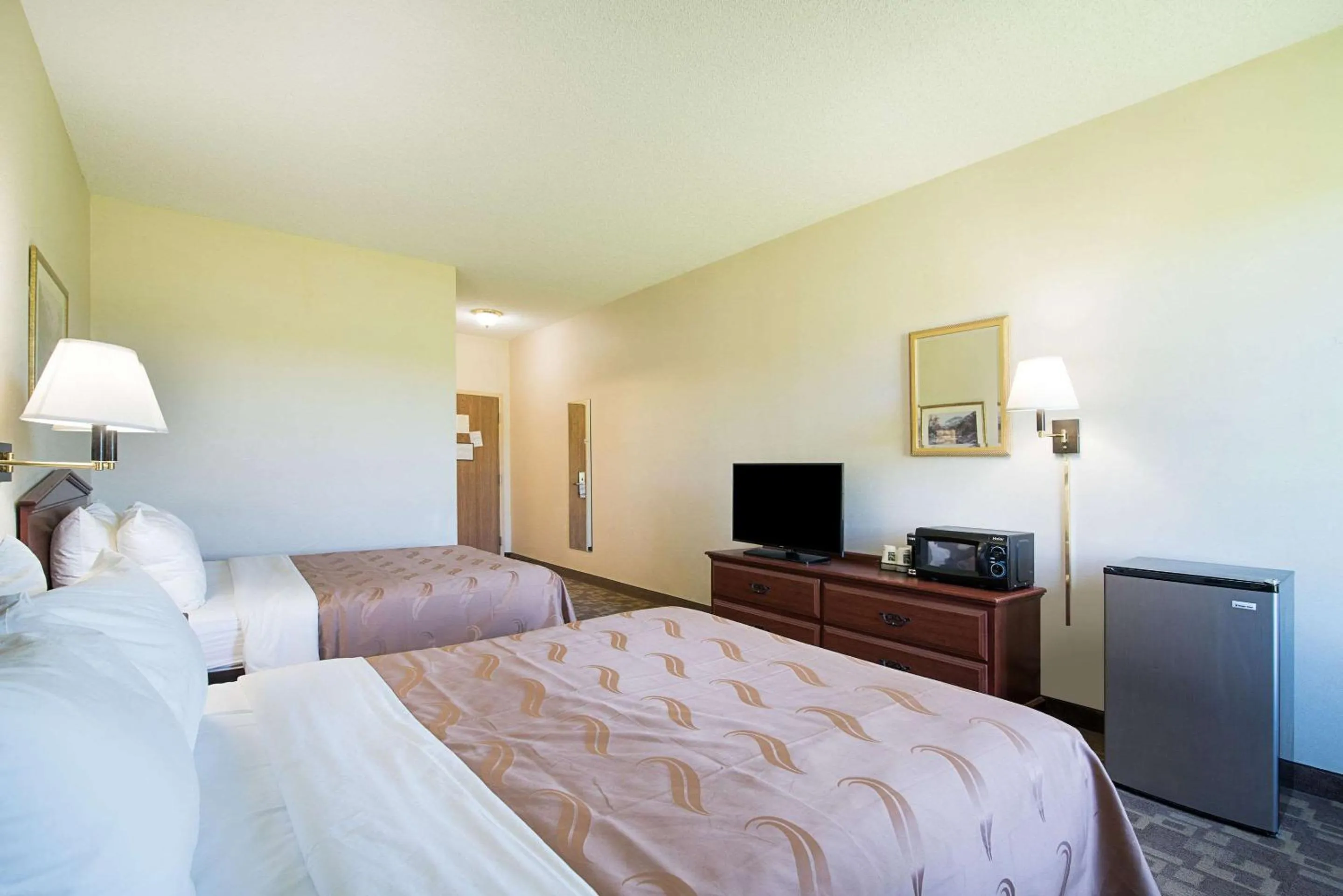 Bedroom, Bed in Quality Inn & Suites Schoharie near Howe Caverns