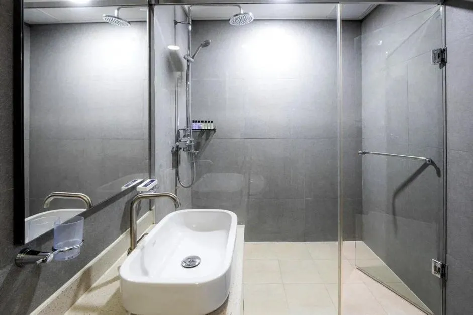 Shower in HIGHVILL Hotel by AG Hotels Group