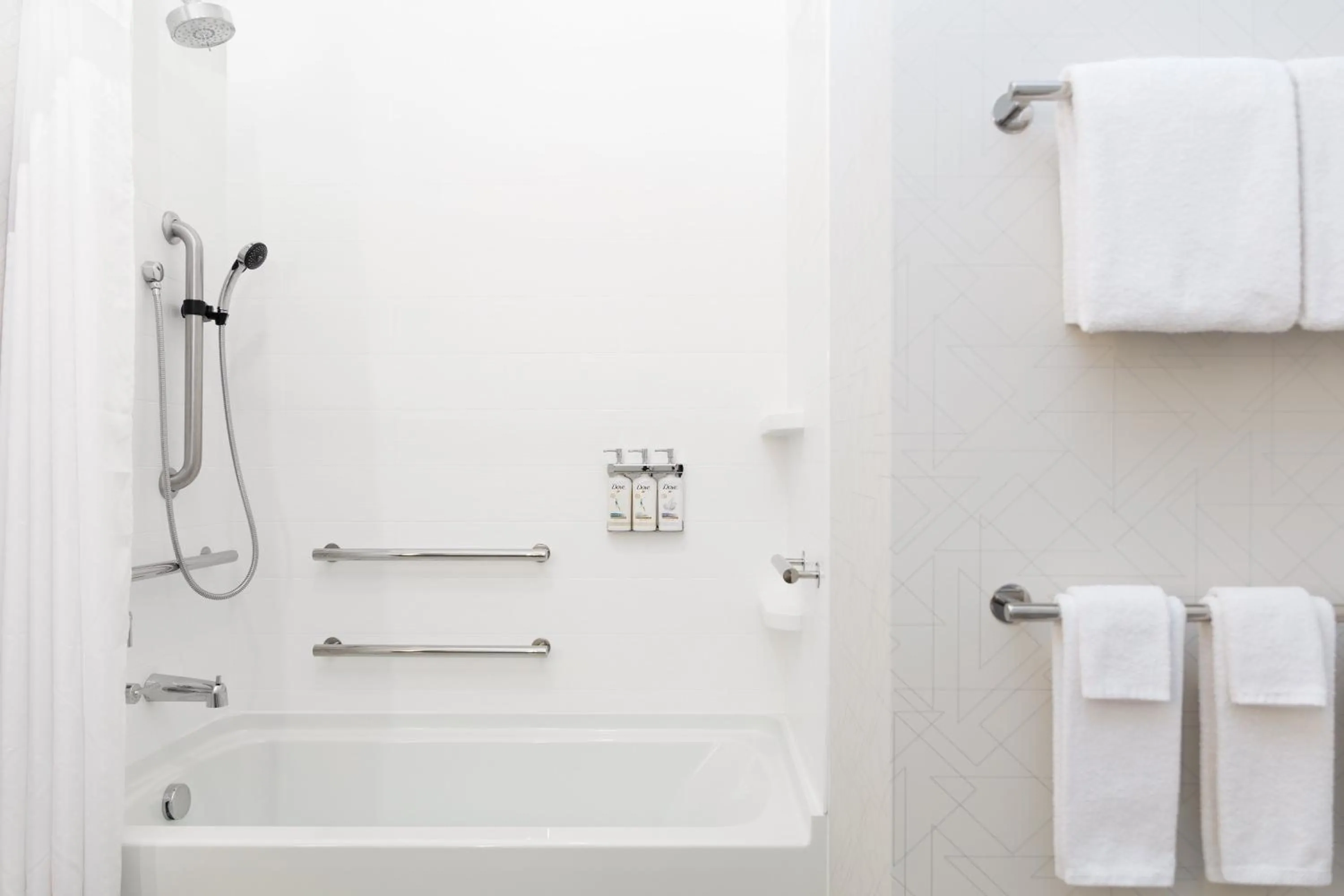 Standard King Room with Mobility Accessible Tub in Holiday Inn Express & Suites Charlotte - Airport Area